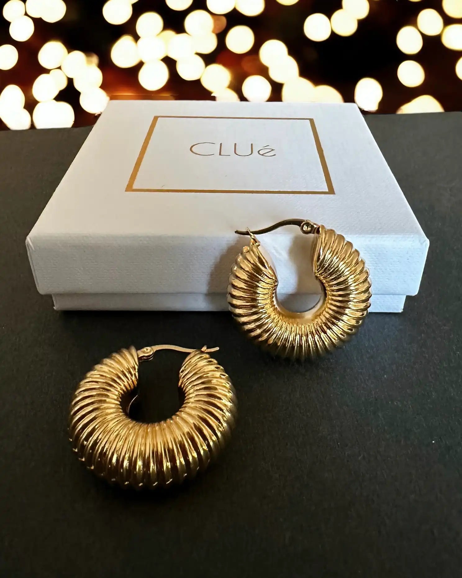 Aros grandes ligeros con textura rayas en acero inoxidable bano oro 18 Clue Jewelry