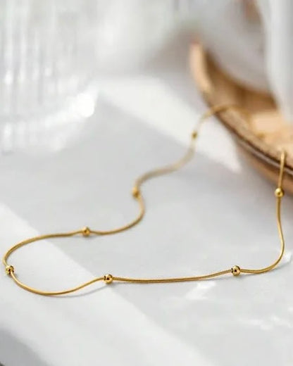 Cadena estilo serpiente con bolitas en acero baño oro 18K Phiton