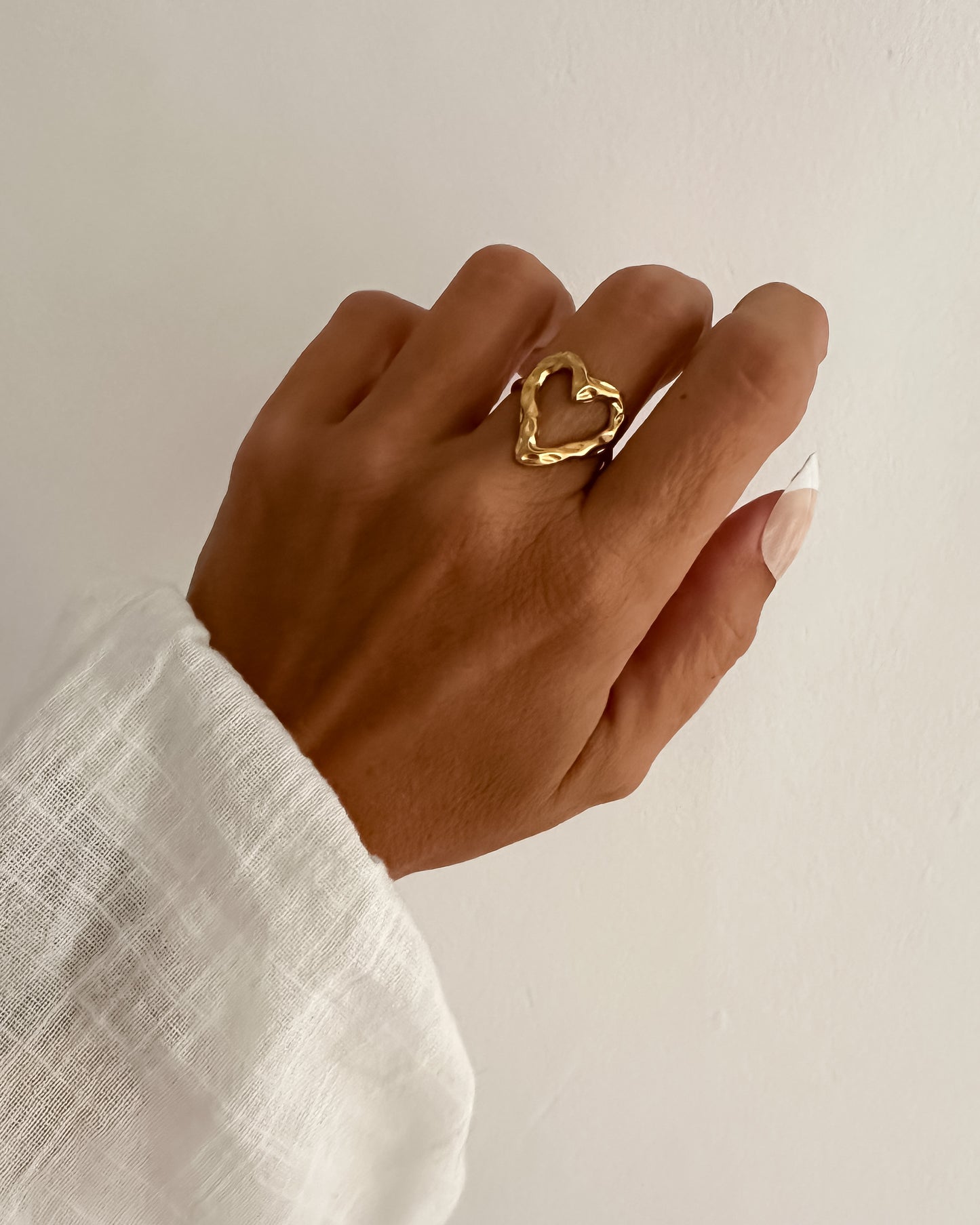 Anillo corazón textura ajustable en acero baño oro 18K Santana