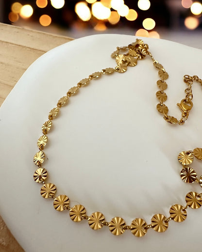 Gargantilla choker plaquitas textura acabado oro 18K Enia