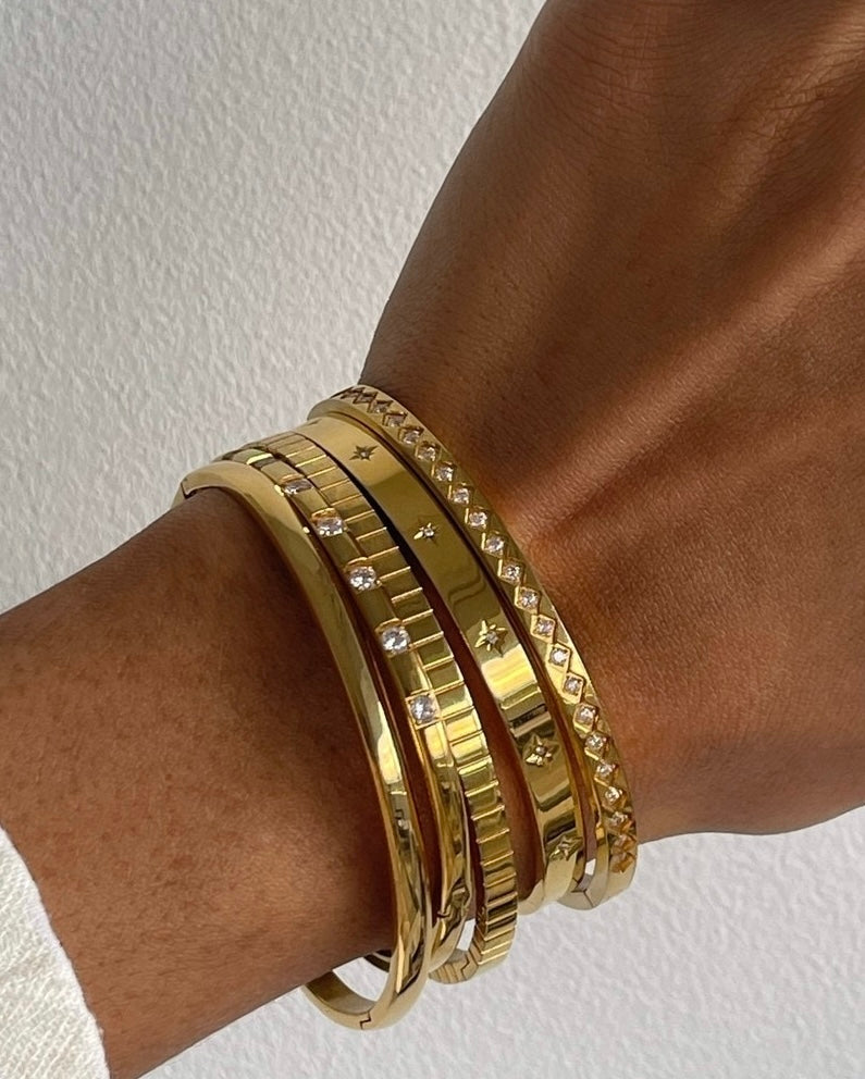 Brazalete de acero con baño de oro 18k circonitas grandes Weekend