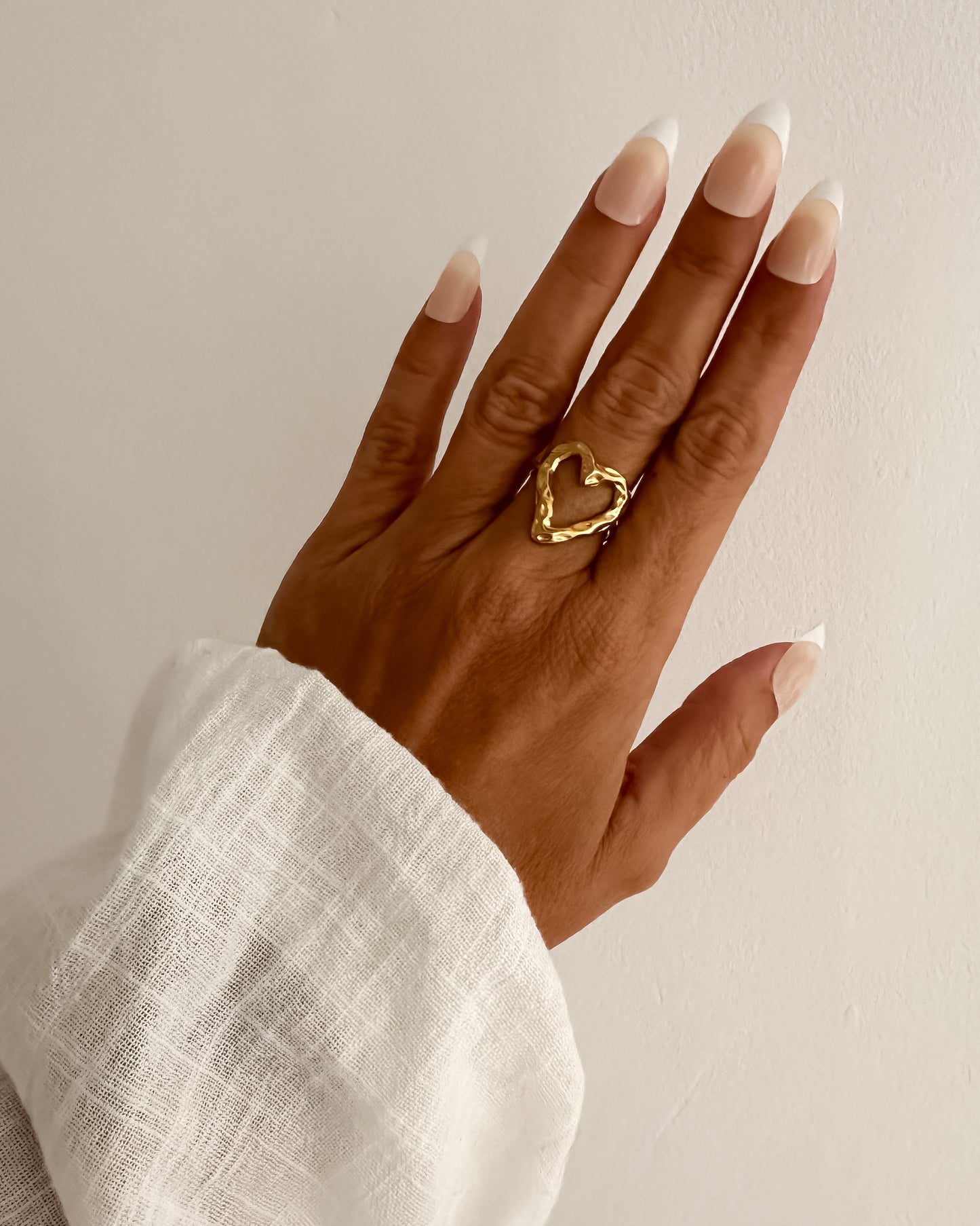 Anillo corazón textura ajustable en acero baño oro 18K Santana