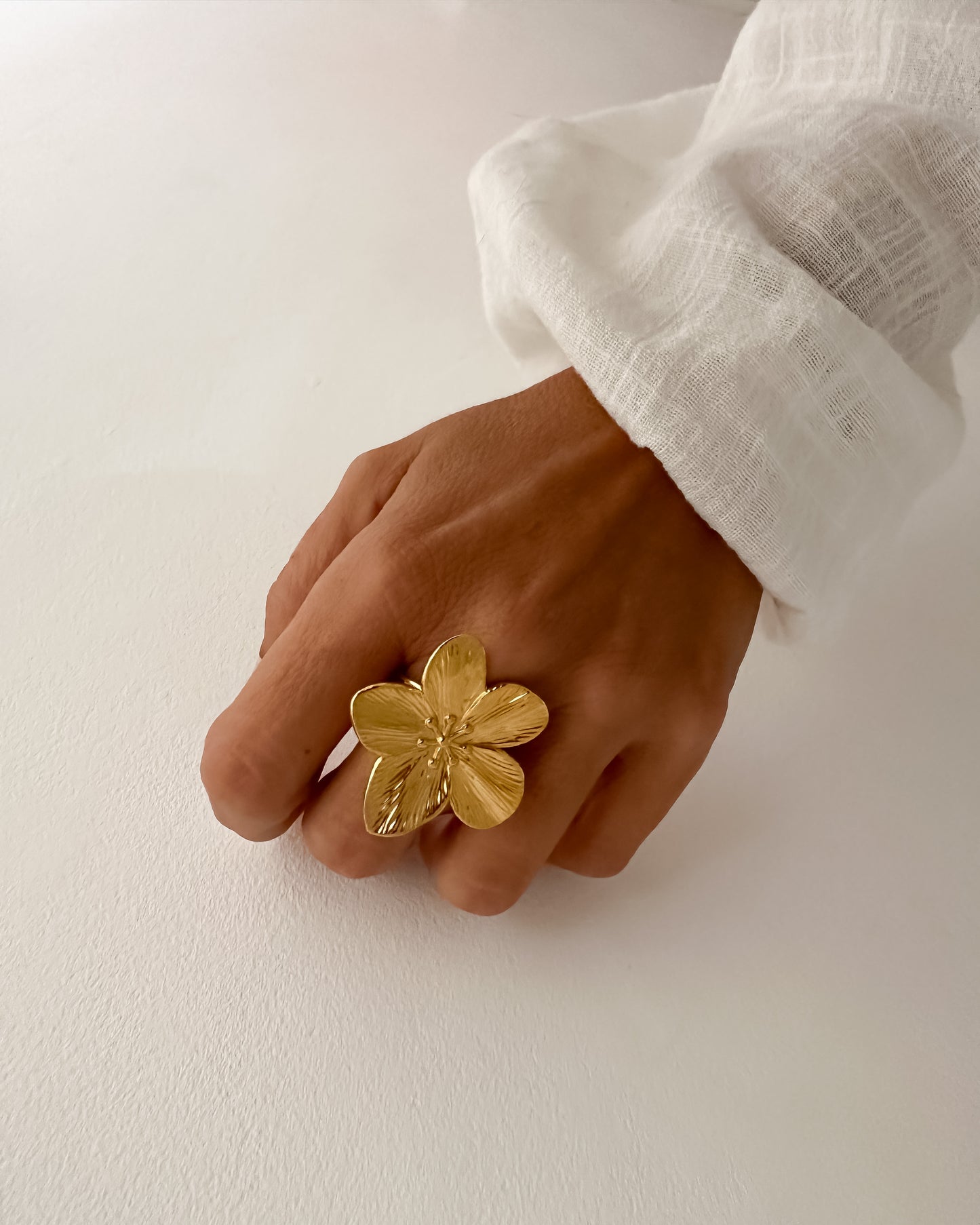 Anillo flor grande textura en acero inoxidable oro 18K Flor