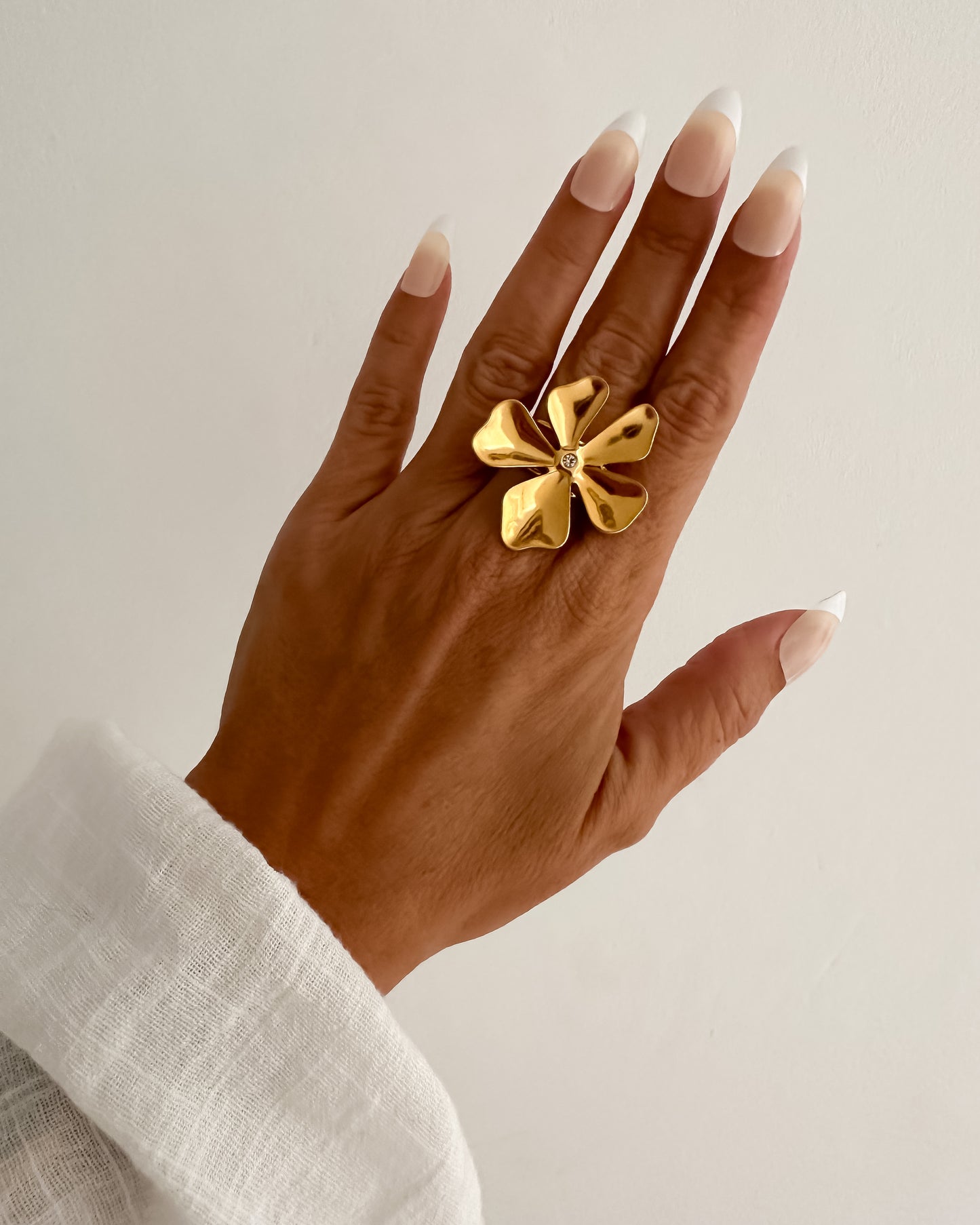 Anillo flor ajustable con circonita en acero baño oro 18K June