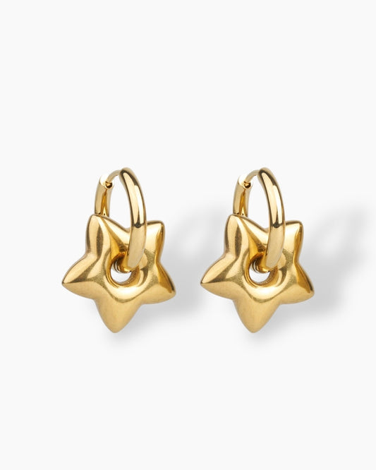 Aros medianos con charm estrella en acero inoxidable con baño oro 18K Dora Estrella