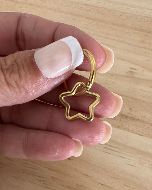 Pendientes de aro medianos con charm extraible de estrella en acero baño oro 18k Livia Estrella