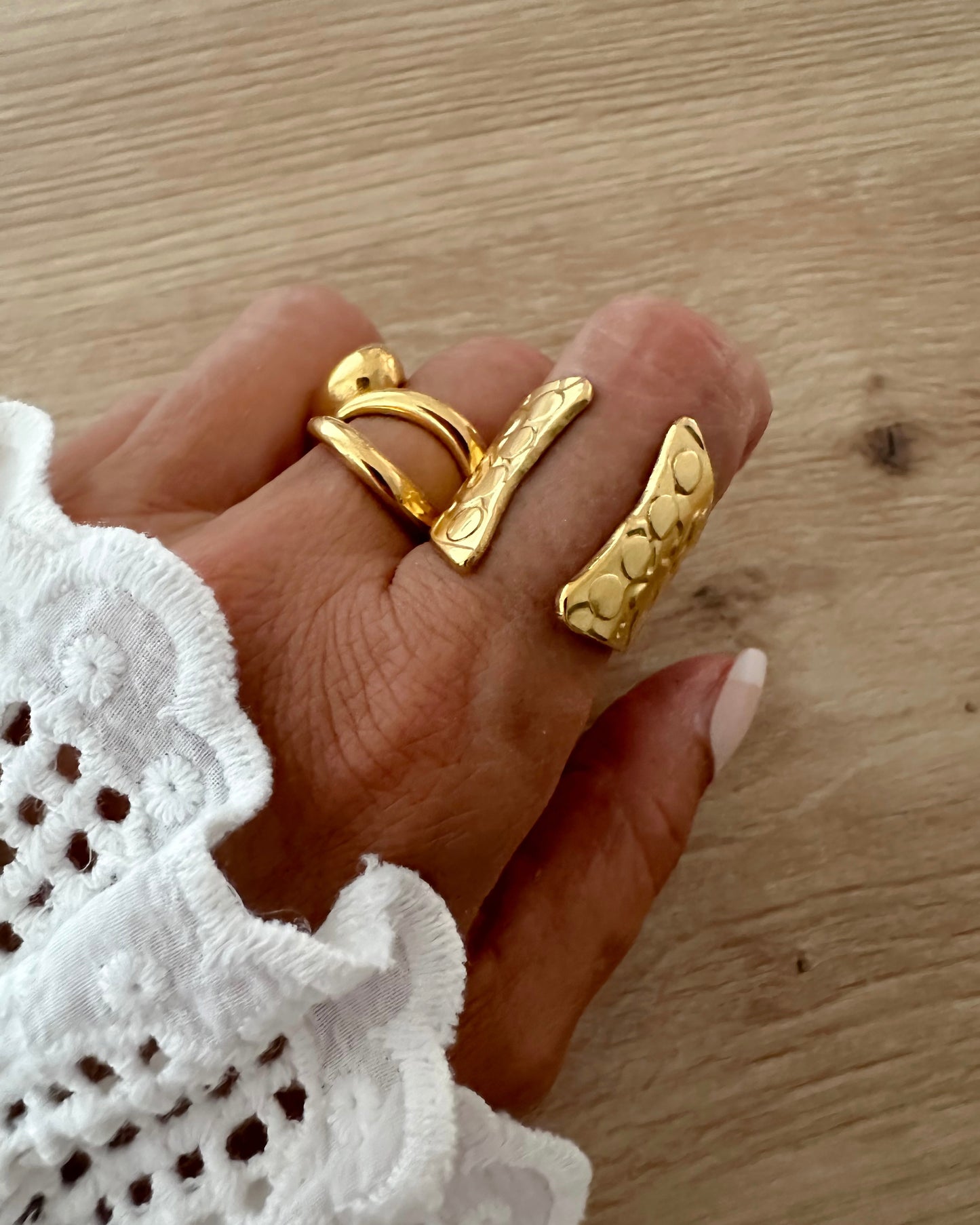 Anillo textura con abertura delantera en acero inoxidable baño oro 18K Magno