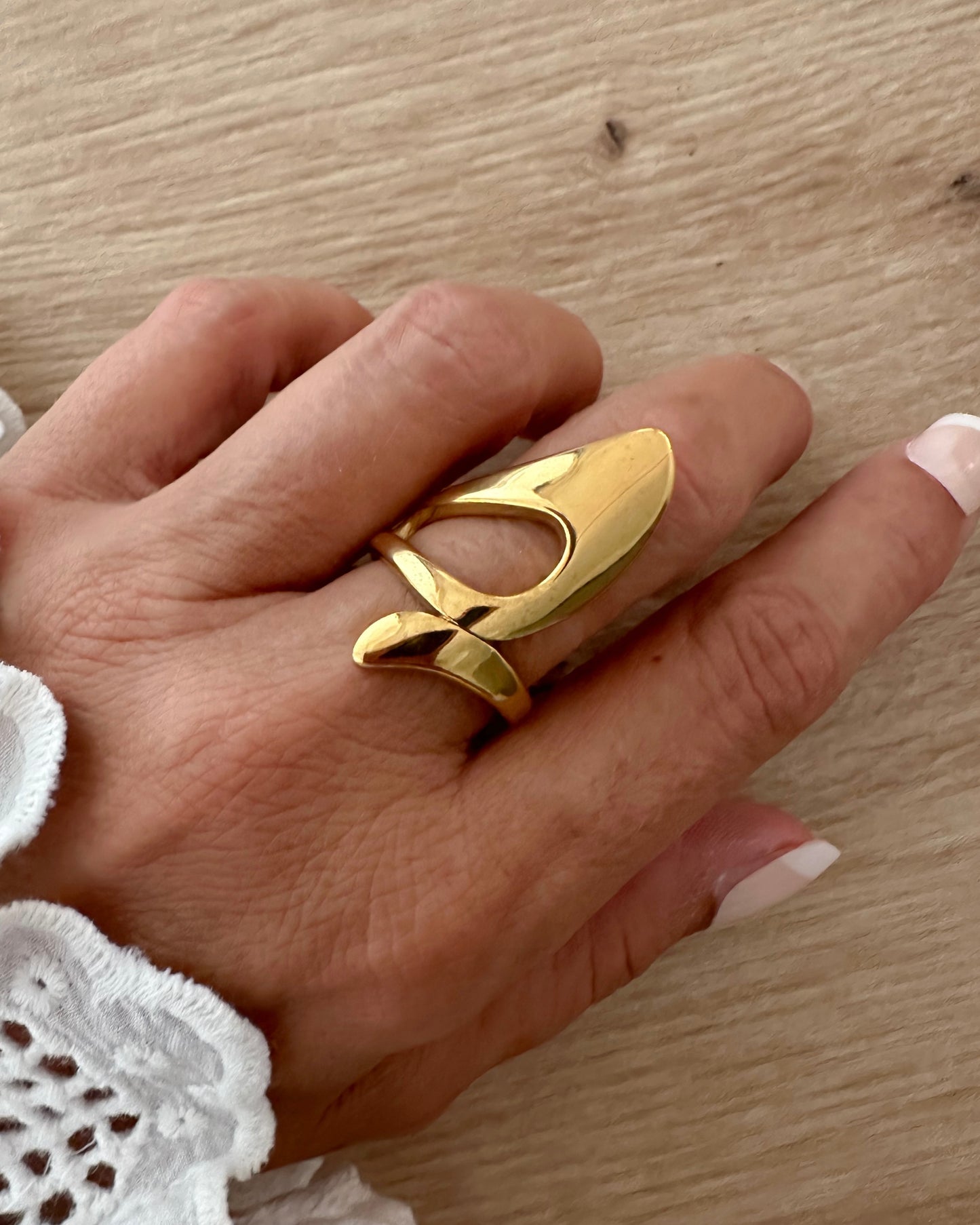 Anillo grande diseño enlazado en acero baño oro 18K Aquiles