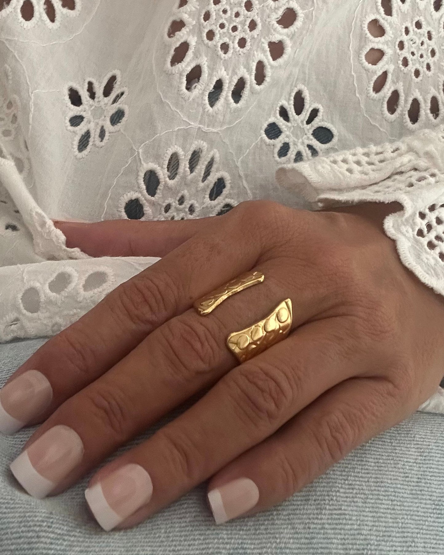 Anillo textura con abertura delantera en acero inoxidable baño oro 18K Magno