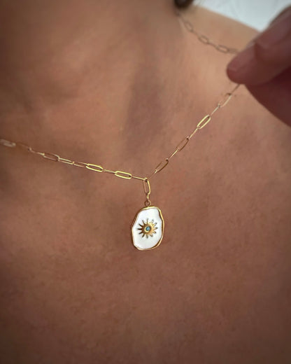 Collar cadena eslabones pequeños con colgante lacado blanco diseño de sol en acero acabado oro 18 Delight