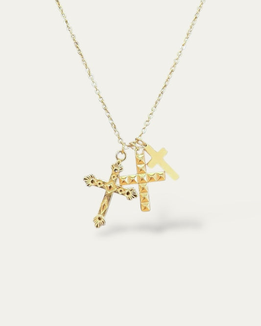 Collar de cadena fina con tres Charms de cruces en acero baño oro Triple Cruz