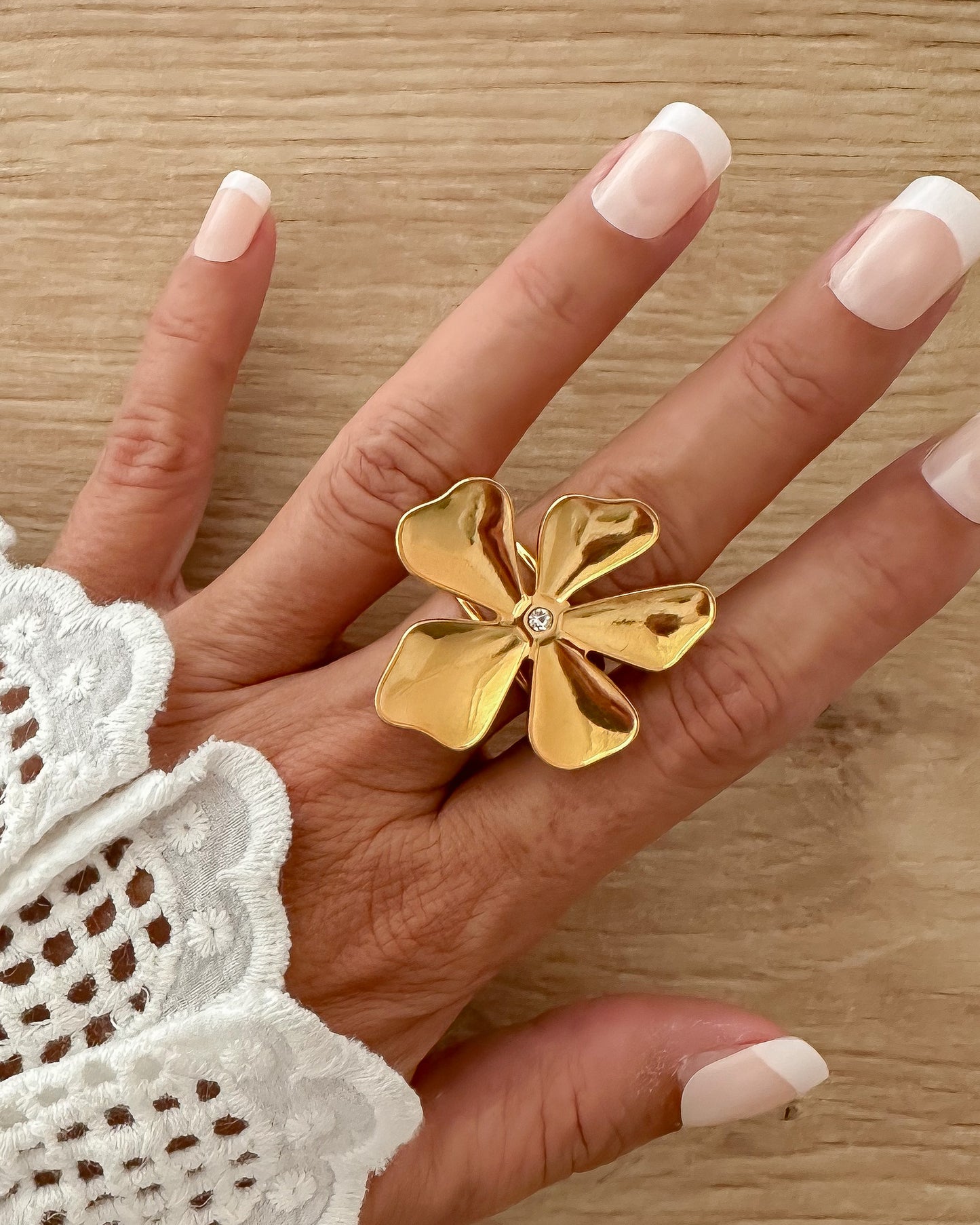 Anillo flor ajustable con circonita en acero baño oro 18K June