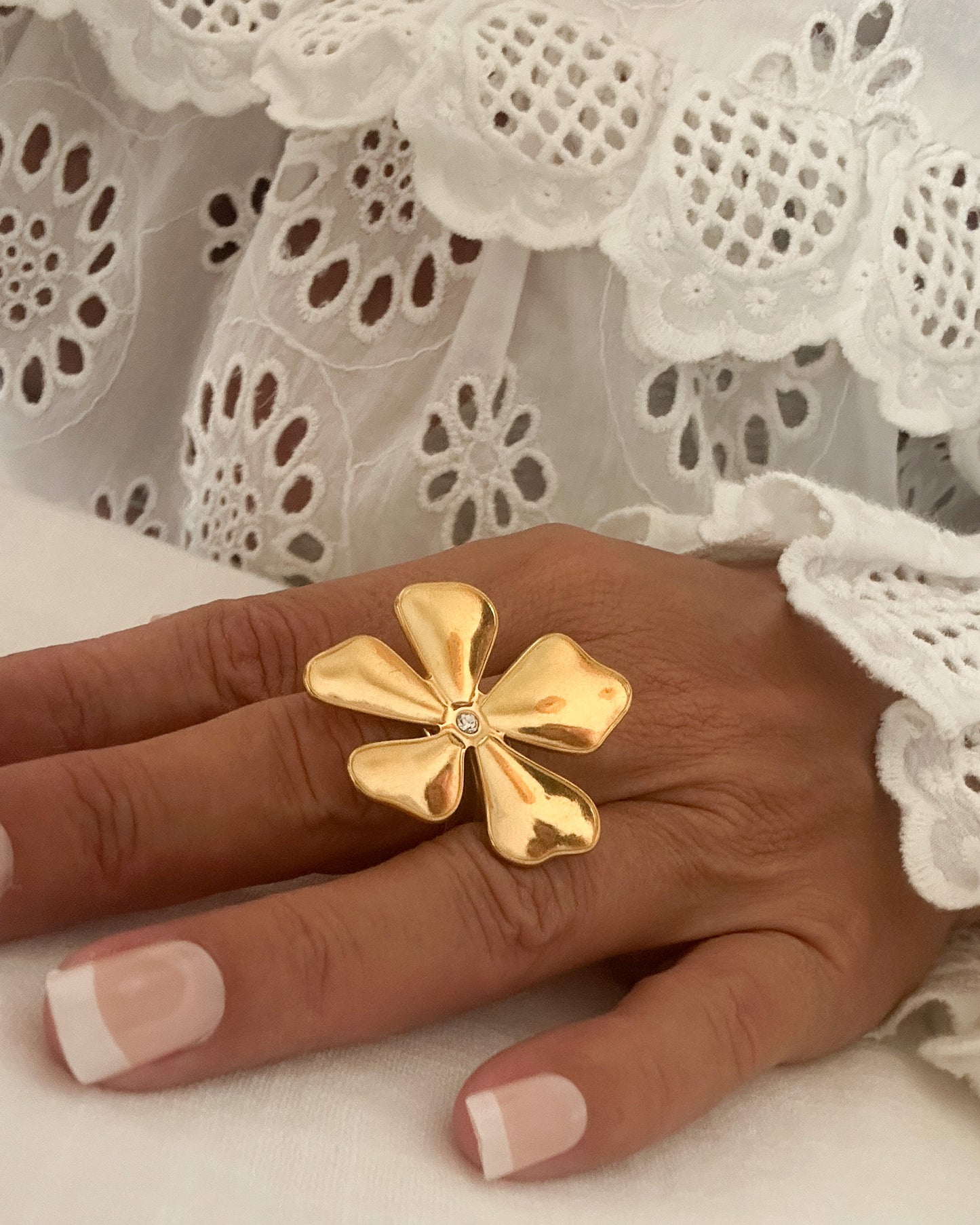 Anillo flor ajustable con circonita en acero baño oro 18K June