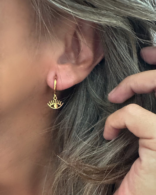 Pendientes de aro pequeños con charm de ojo en acero baño oro 18K Mini Ojos