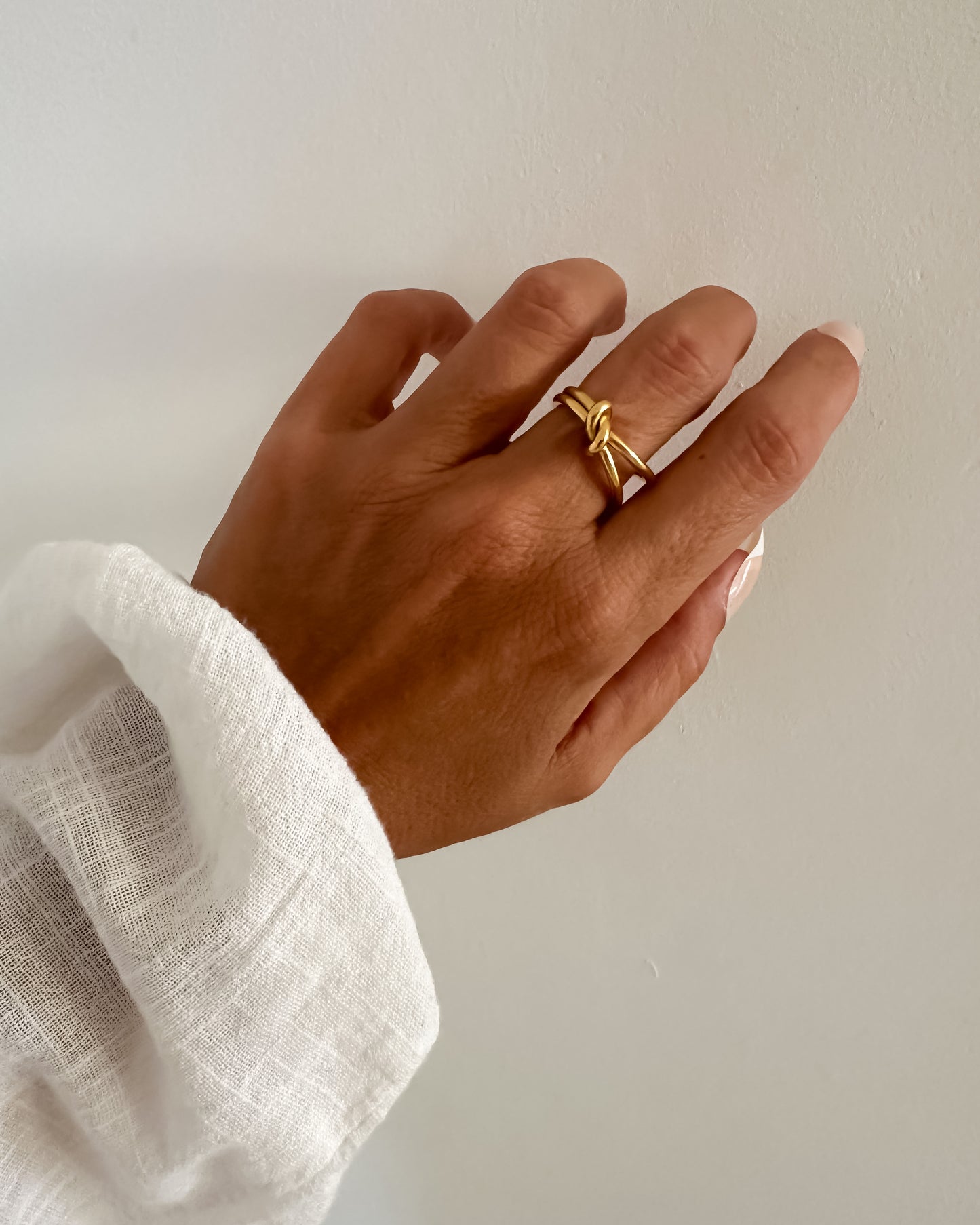 Anillo abierto diseño nudo delantero en acero inoxidable baño oro 18K Nudo