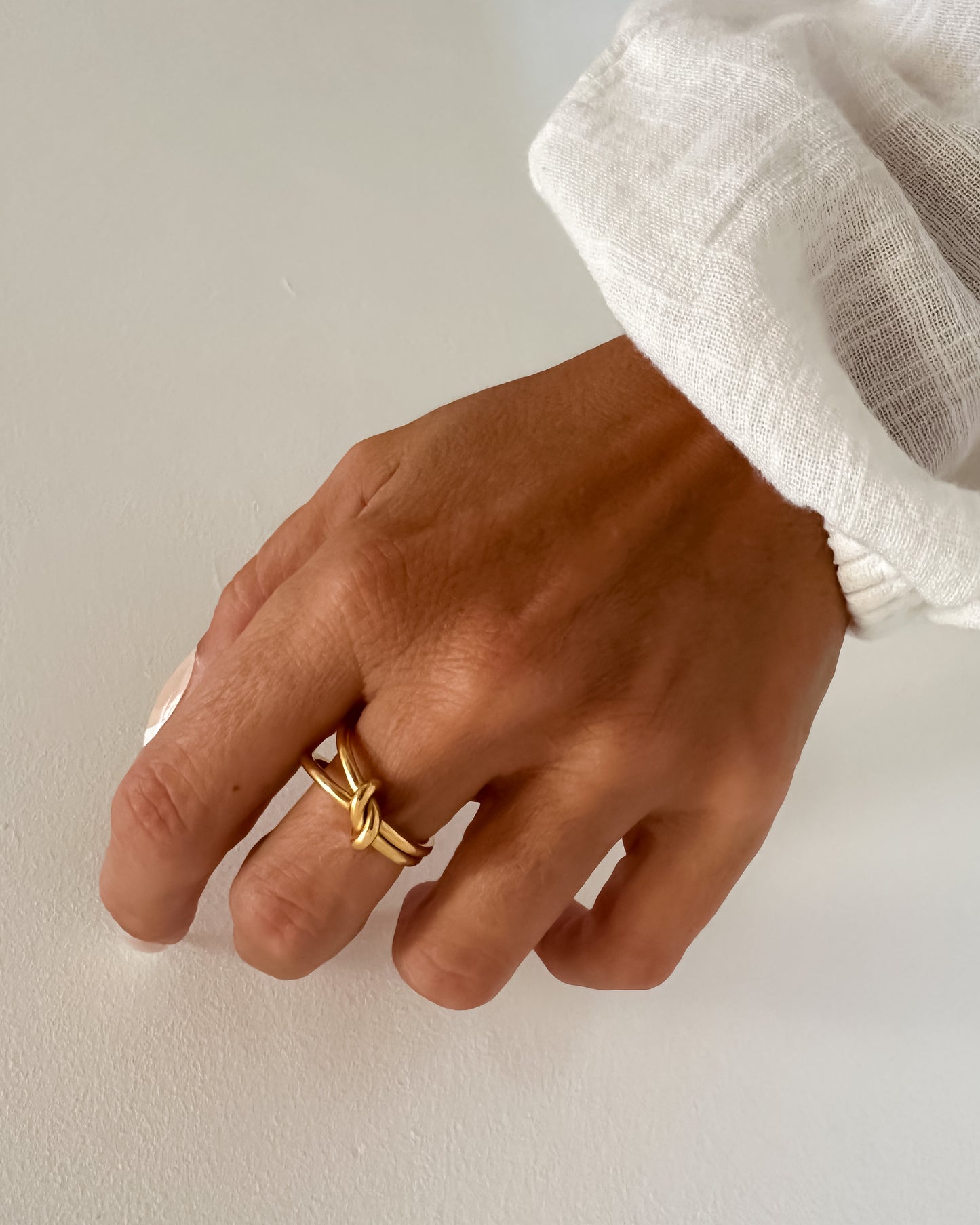 Anillo abierto diseño nudo delantero en acero inoxidable baño oro 18K Nudo