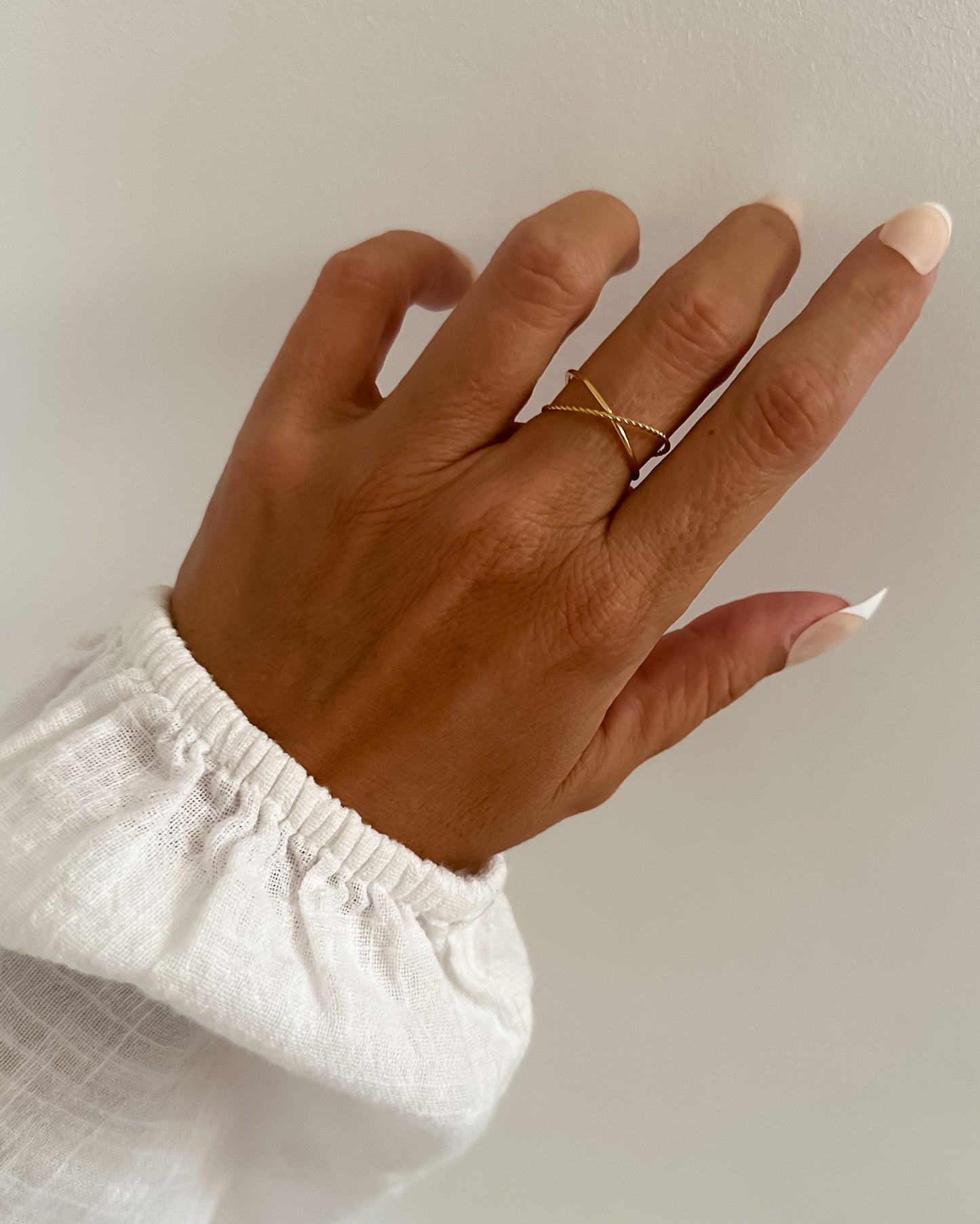 Anillo súper fino ajustable diseño cruzado en acero baño oro 18K Crossline