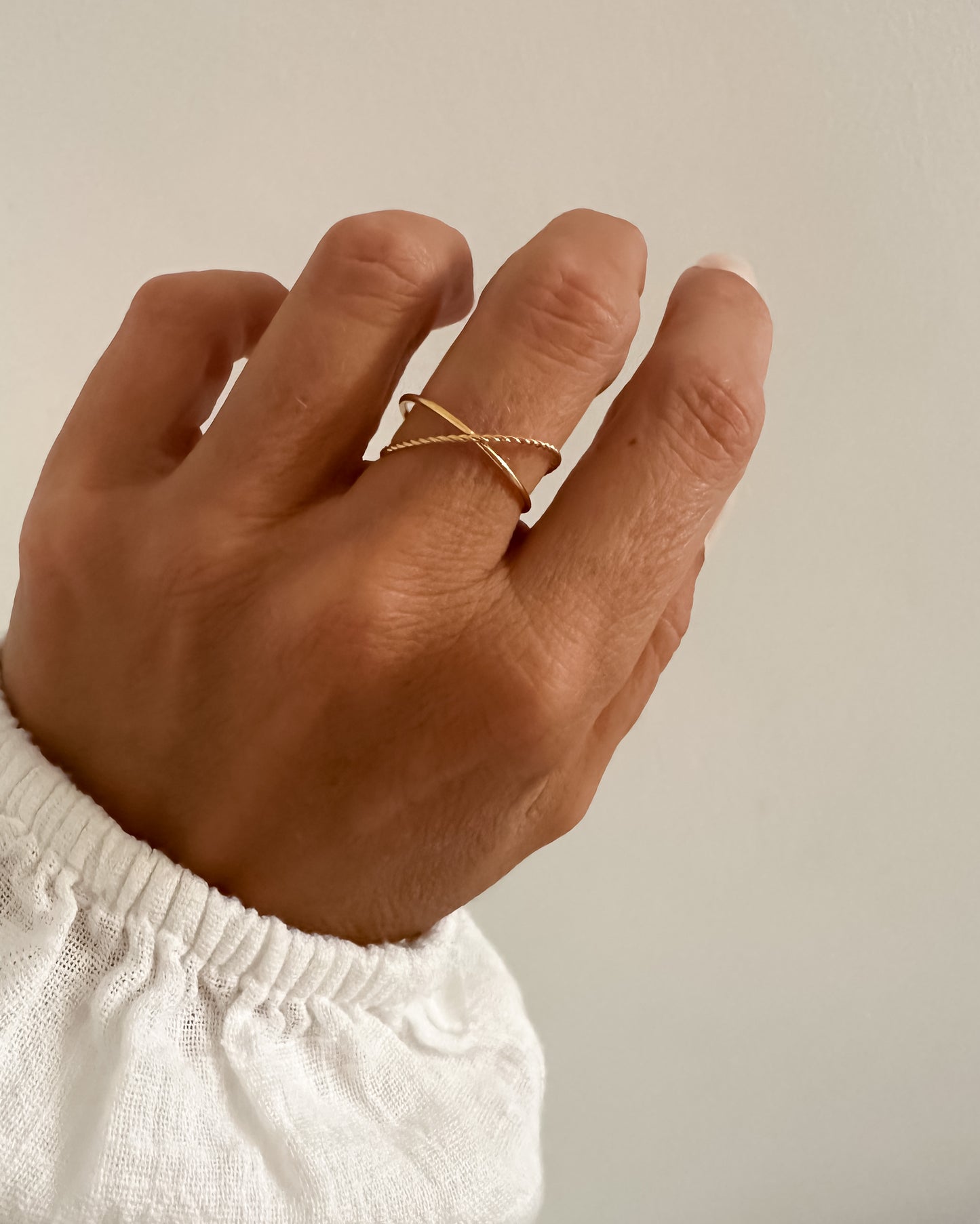 Anillo súper fino ajustable diseño cruzado en acero baño oro 18K Crossline