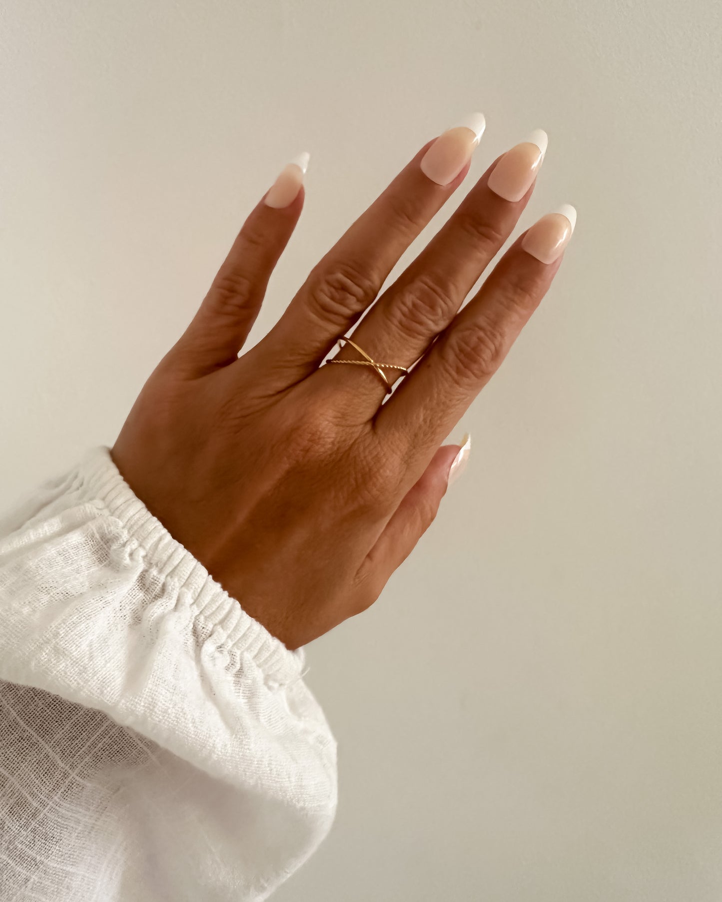 Anillo súper fino ajustable diseño cruzado en acero baño oro 18K Crossline