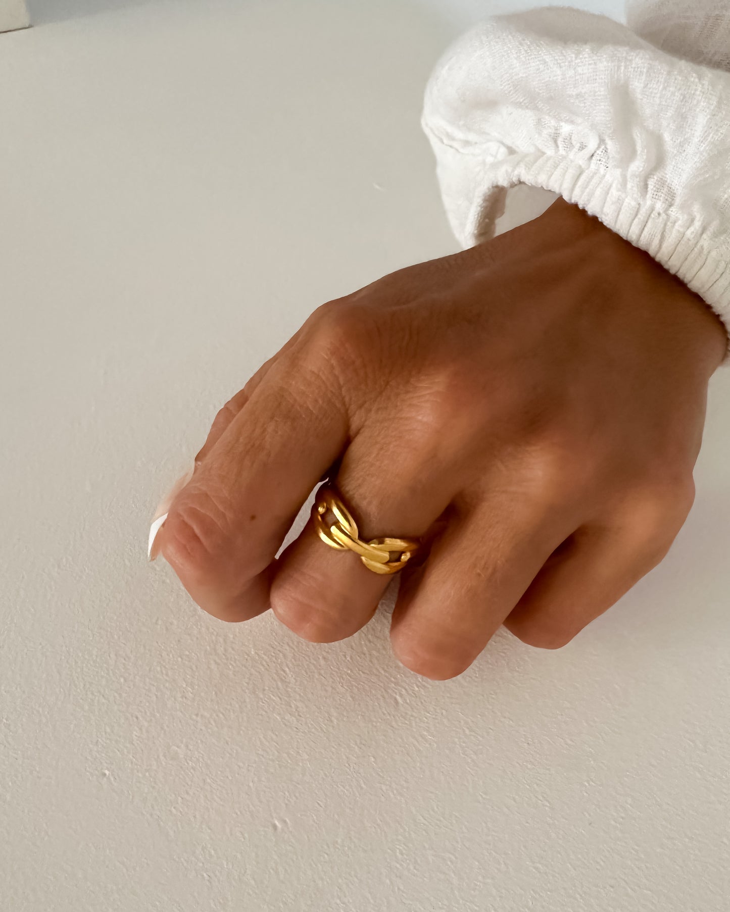 Anillo abierto ajustable diseño eslabones en acero baño oro 18K Estribo