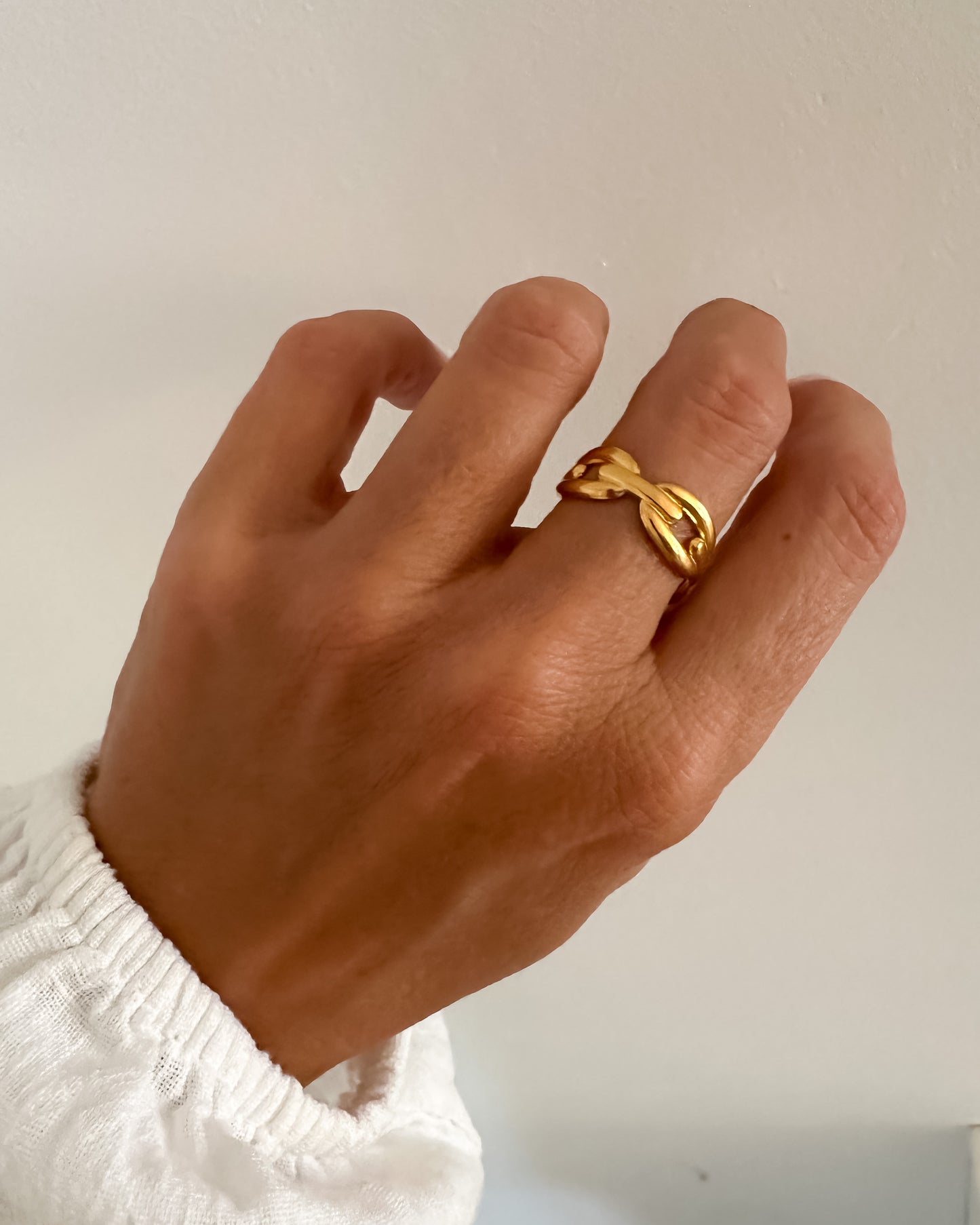 Anillo abierto ajustable diseño eslabones en acero baño oro 18K Estribo