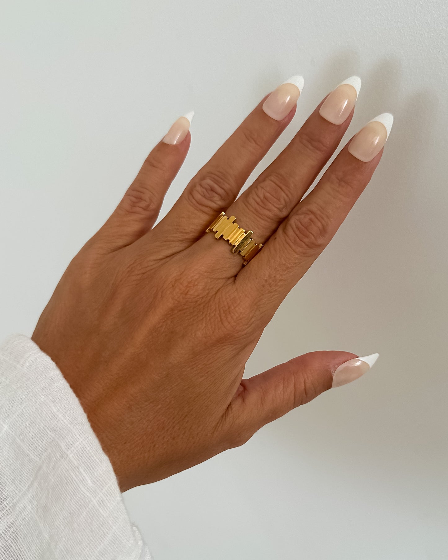 Anillo abierto diseño barras verticales en acero baño oro 18K Lingote