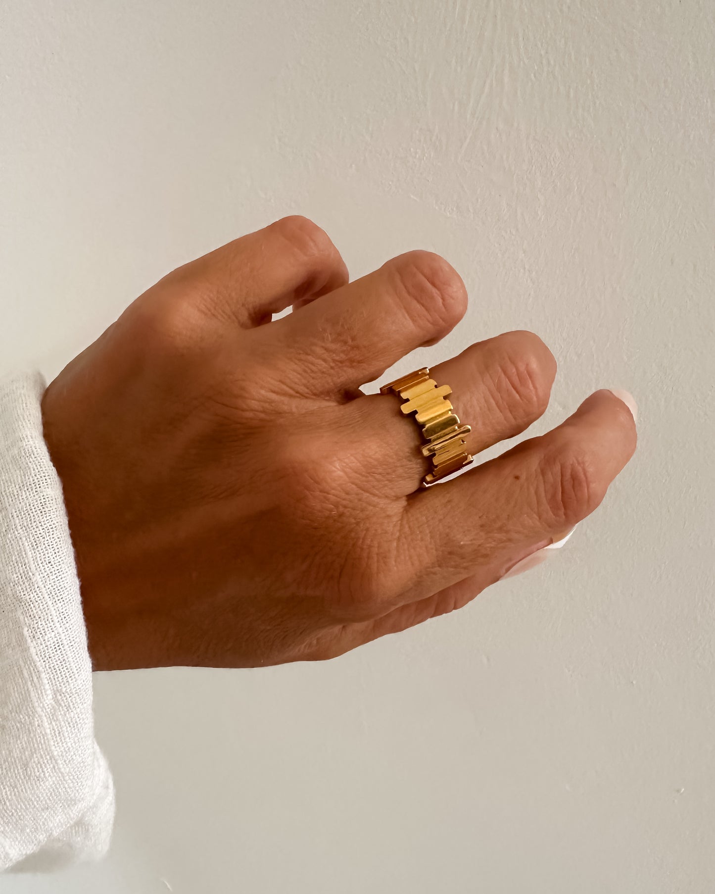 Anillo abierto diseño barras verticales en acero baño oro 18K Lingote