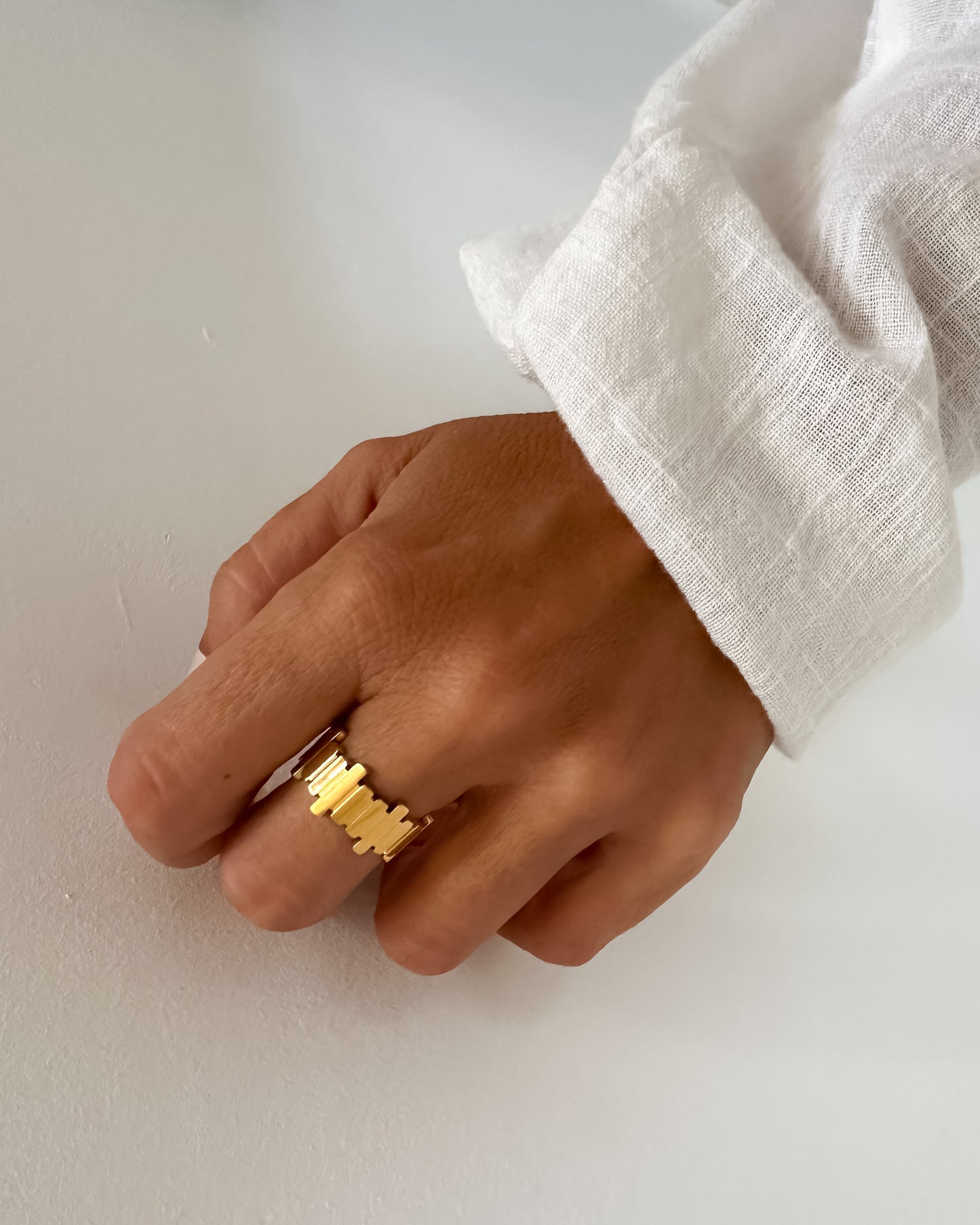 Anillo abierto diseño barras verticales en acero baño oro 18K Lingote