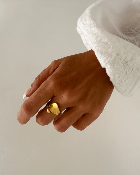 Anillo abertura delantera diseño pétalo en acero baño oro 18K Pétalo