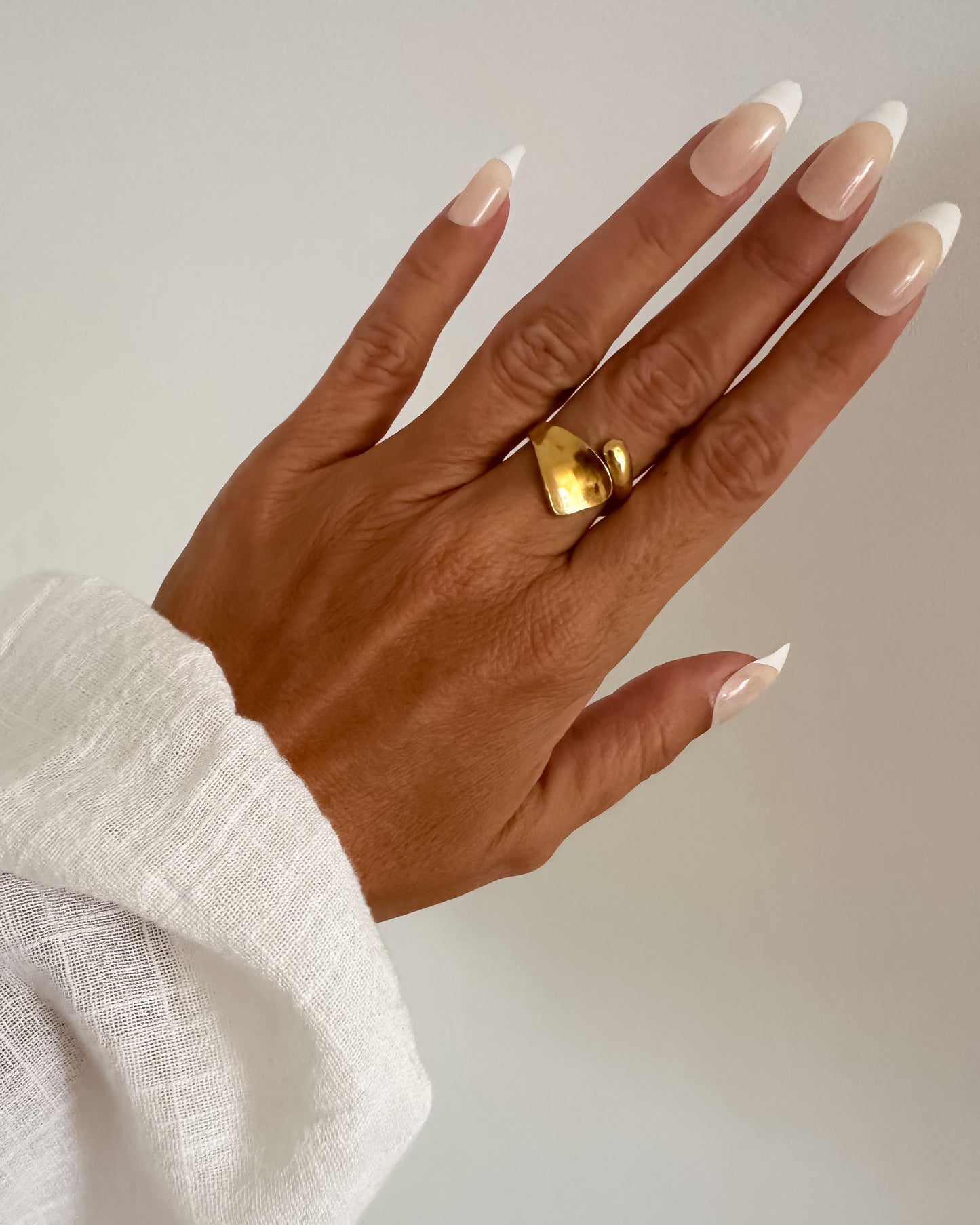 Anillo abertura delantera diseño pétalo en acero baño oro 18K Pétalo