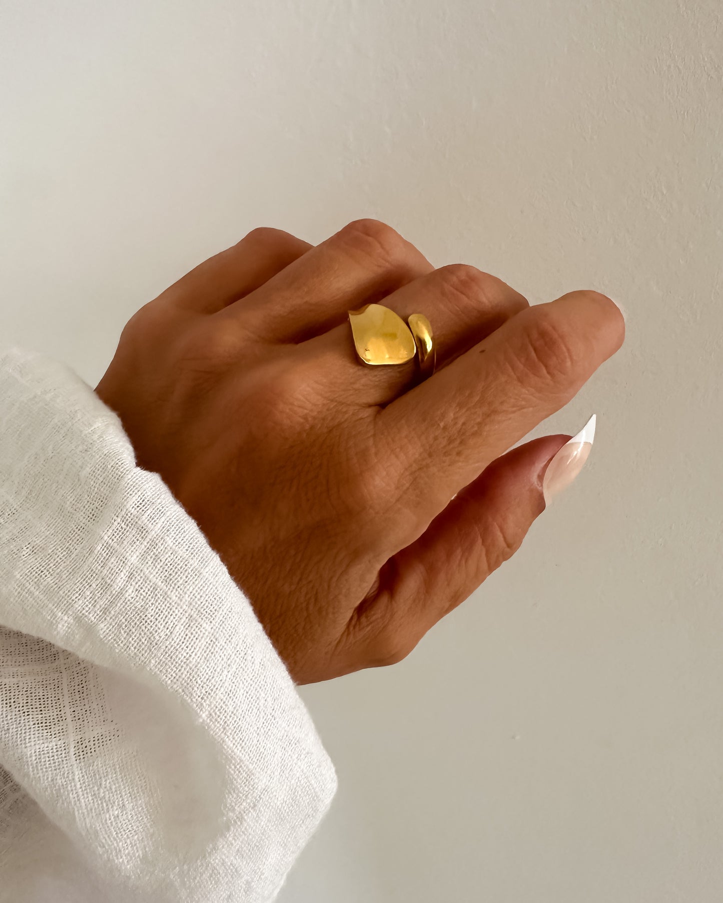 Anillo abertura delantera diseño pétalo en acero baño oro 18K Pétalo