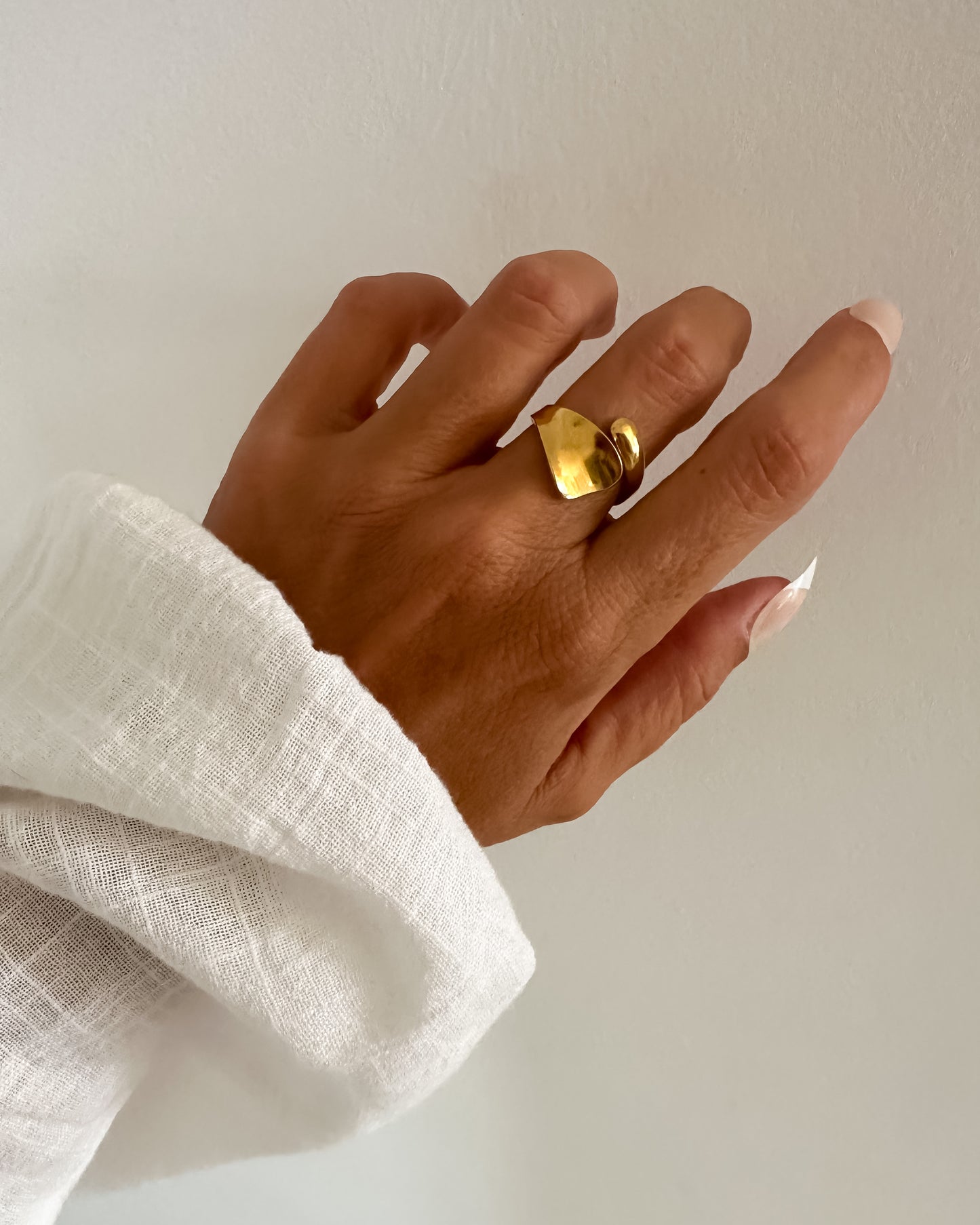 Anillo abertura delantera diseño pétalo en acero baño oro 18K Pétalo