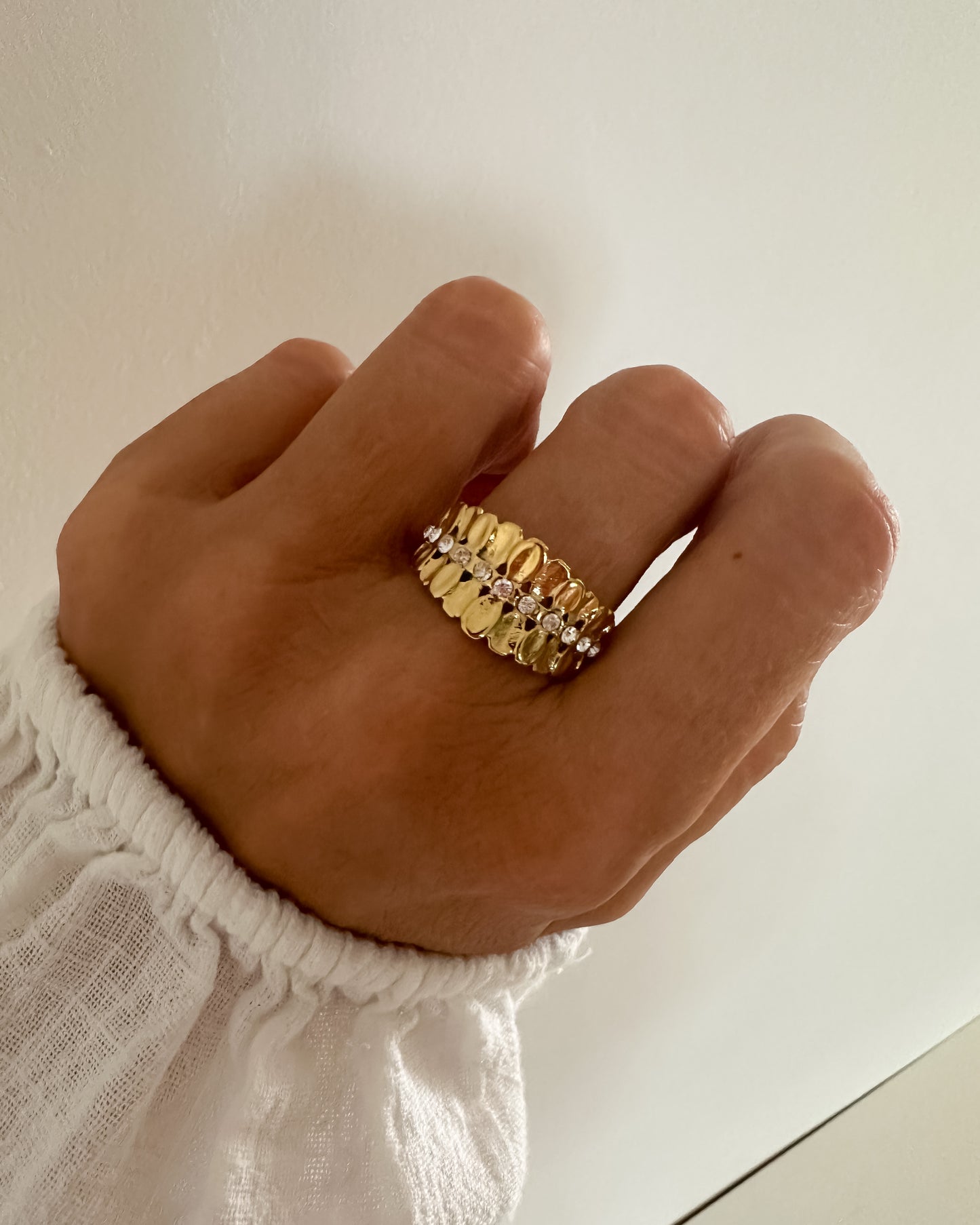 Anillo diseño hojas con circonitas en acero baño oro 18K Corina