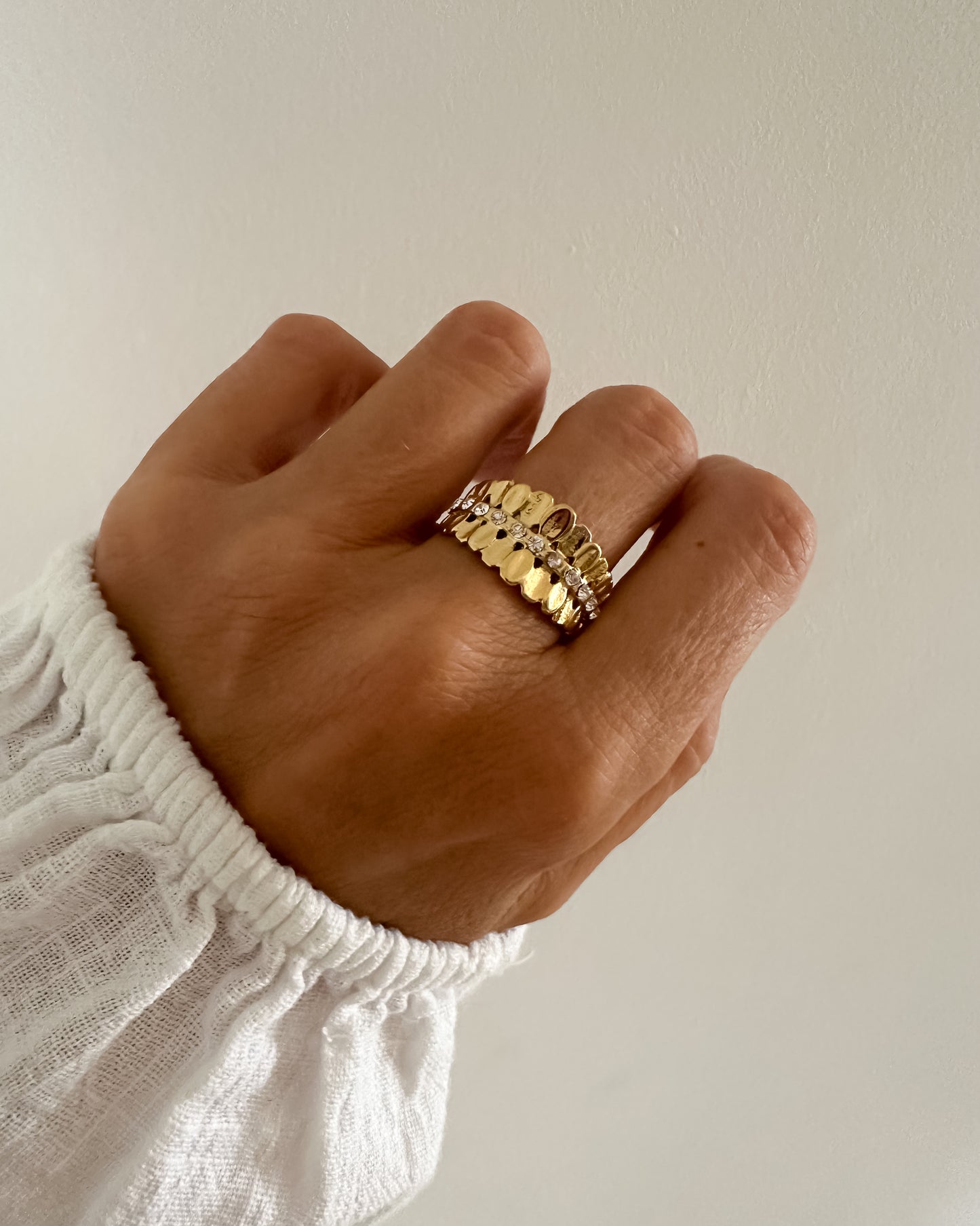 Anillo diseño hojas con circonitas en acero baño oro 18K Corina