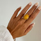 Anillo piedra grande ovalada amarillo oscuro en acero baño oro 18K Mango