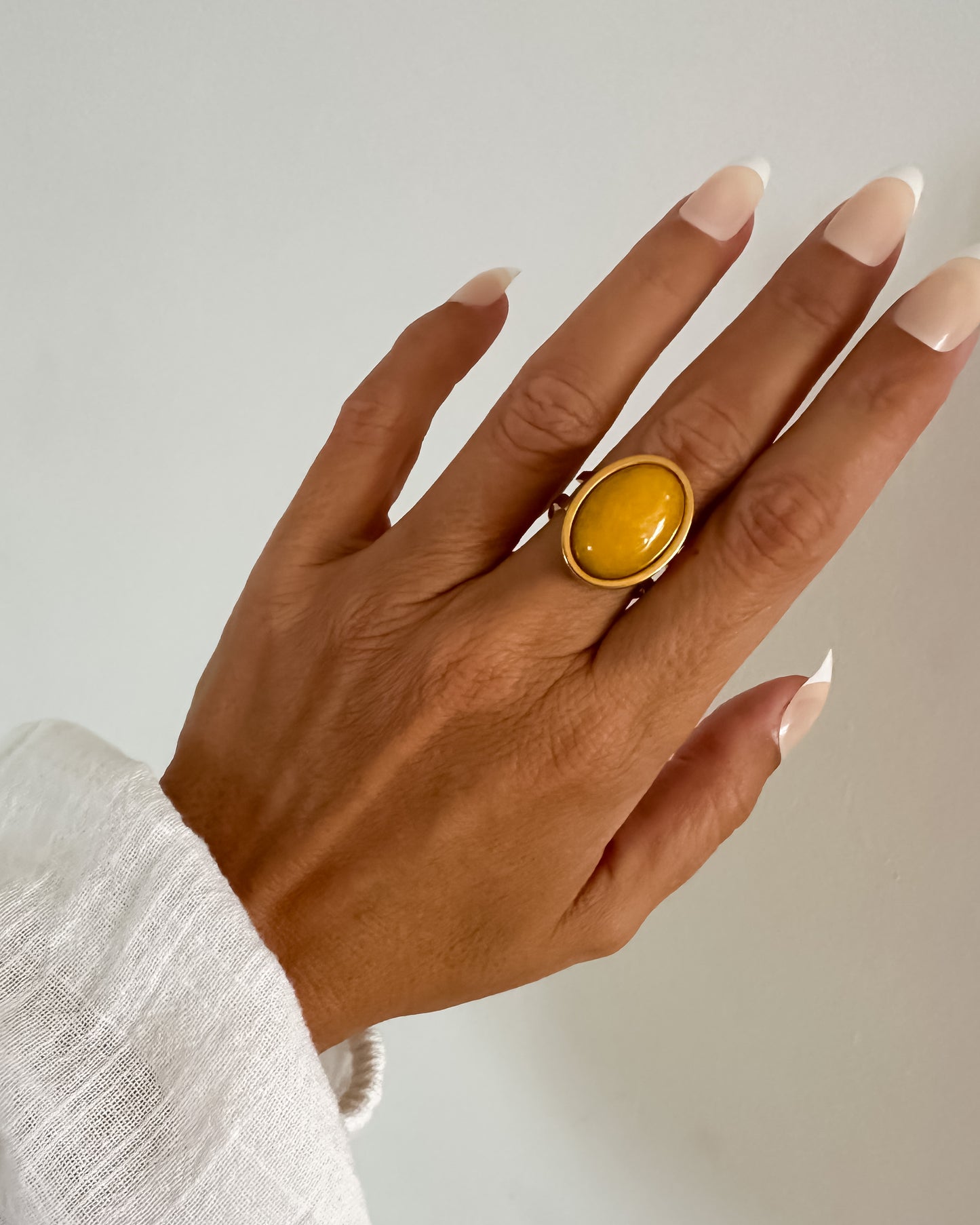 Anillo piedra grande ovalada amarillo oscuro en acero baño oro 18K Mango