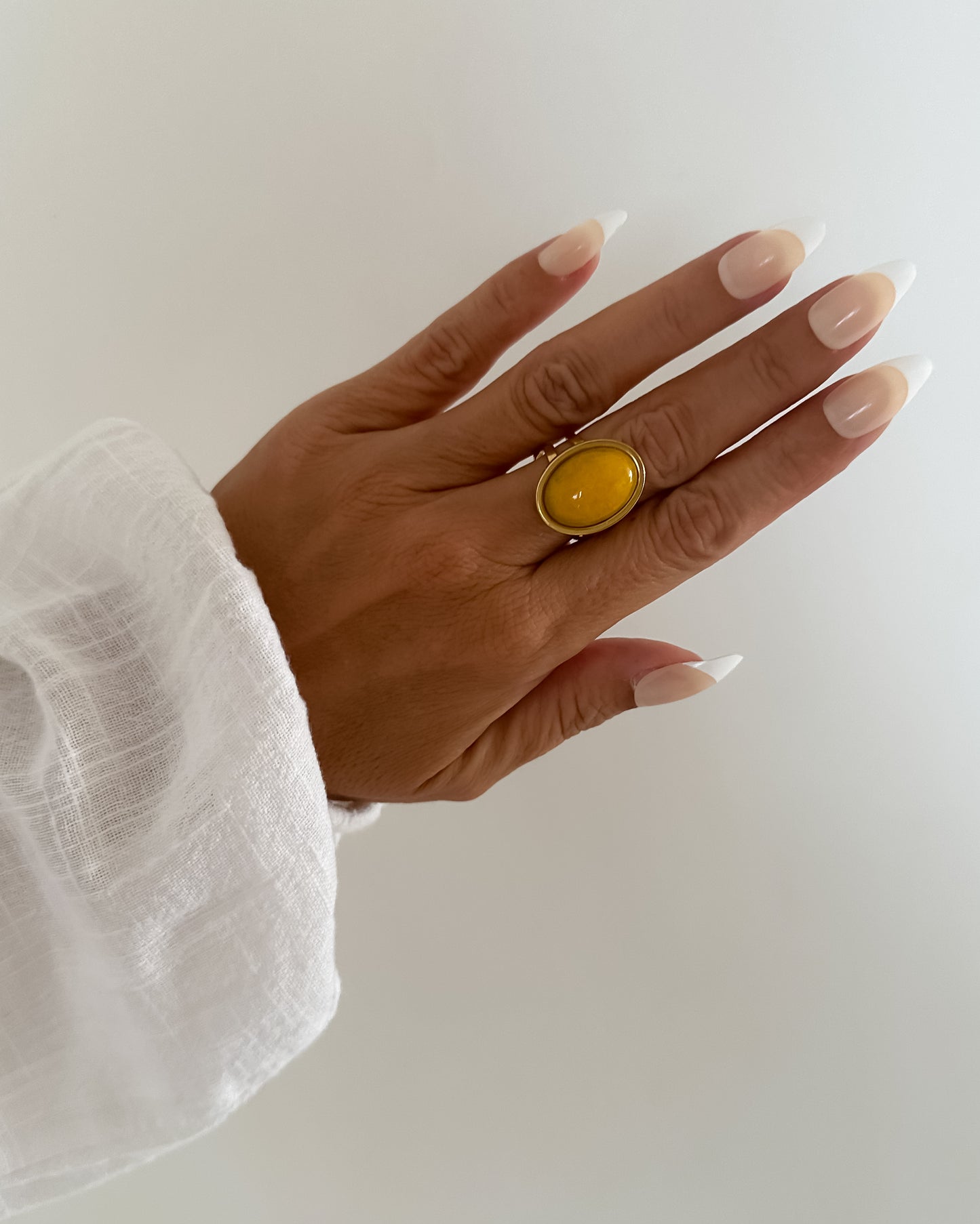 Anillo piedra grande ovalada amarillo oscuro en acero baño oro 18K Mango