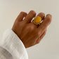 Anillo piedra grande ovalada amarillo oscuro en acero baño oro 18K Mango