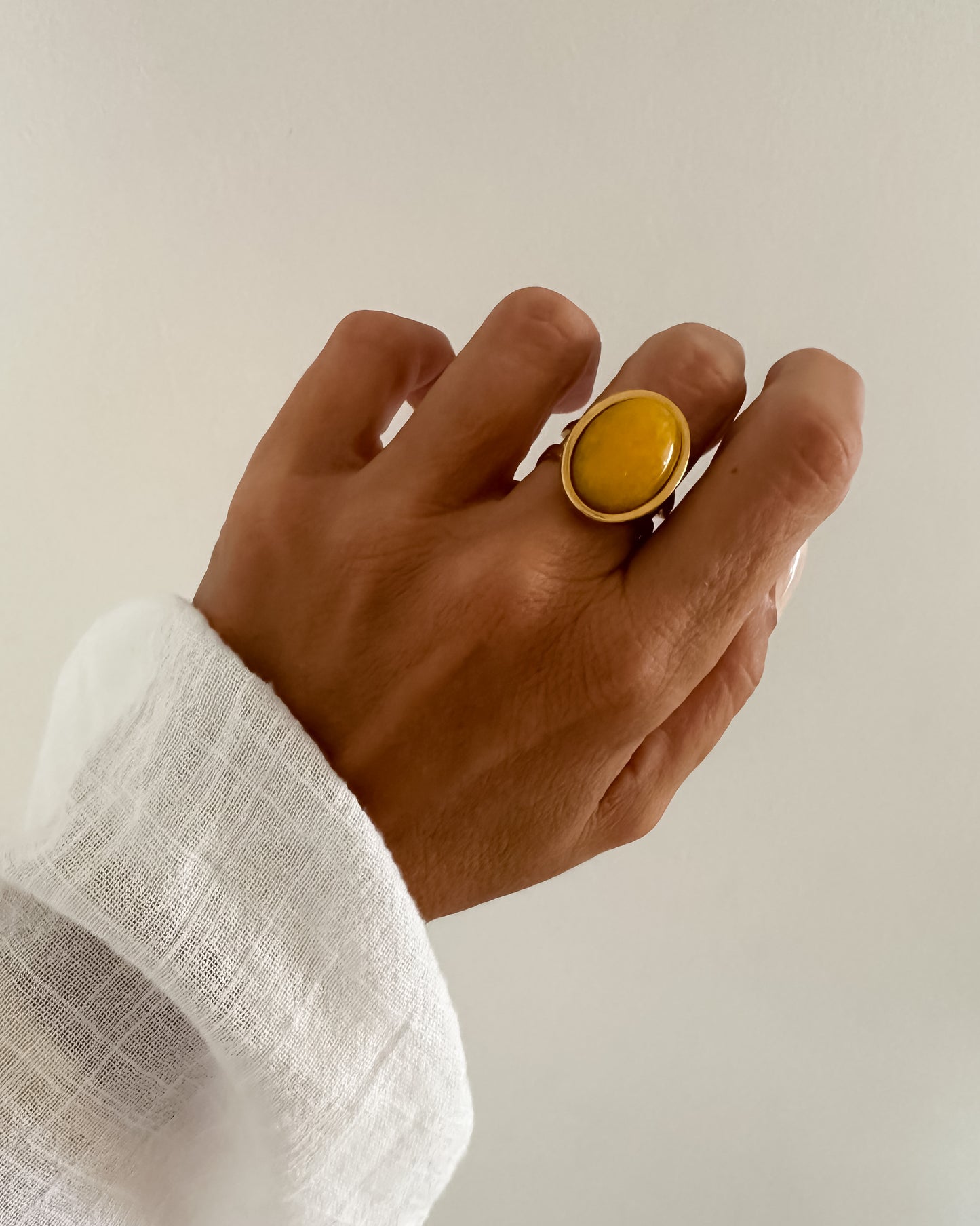 Anillo piedra grande ovalada amarillo oscuro en acero baño oro 18K Mango