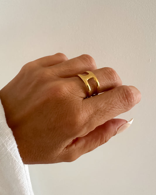 Anillo doble con banda vertical minimalista en acero baño oro 18K Code