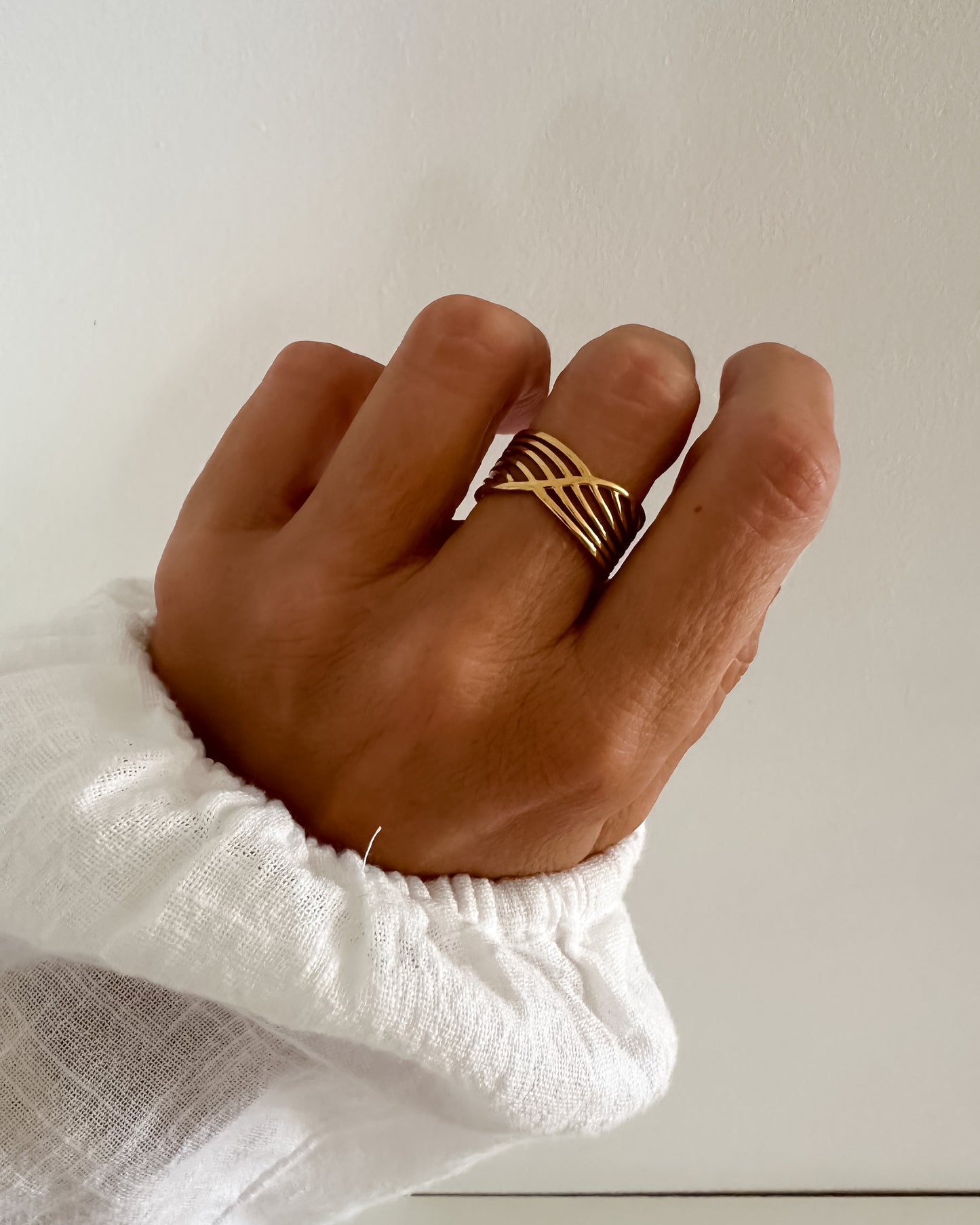 Anillo ajustable bandas cruzadas en acero inoxidable baño oro 18K Marea