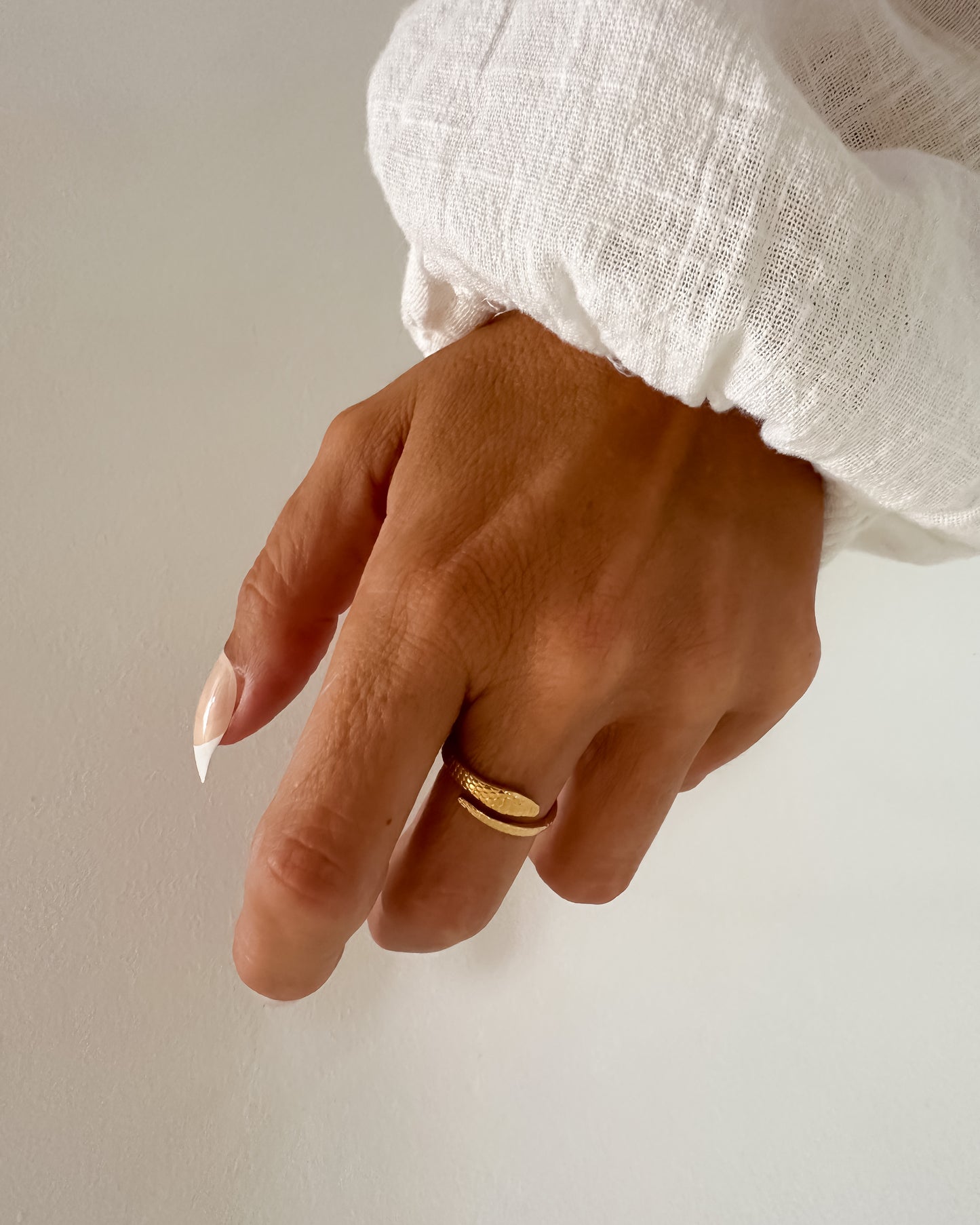 Anillo fino serpiente cruzado textira en acero baño oro 18 K Snake