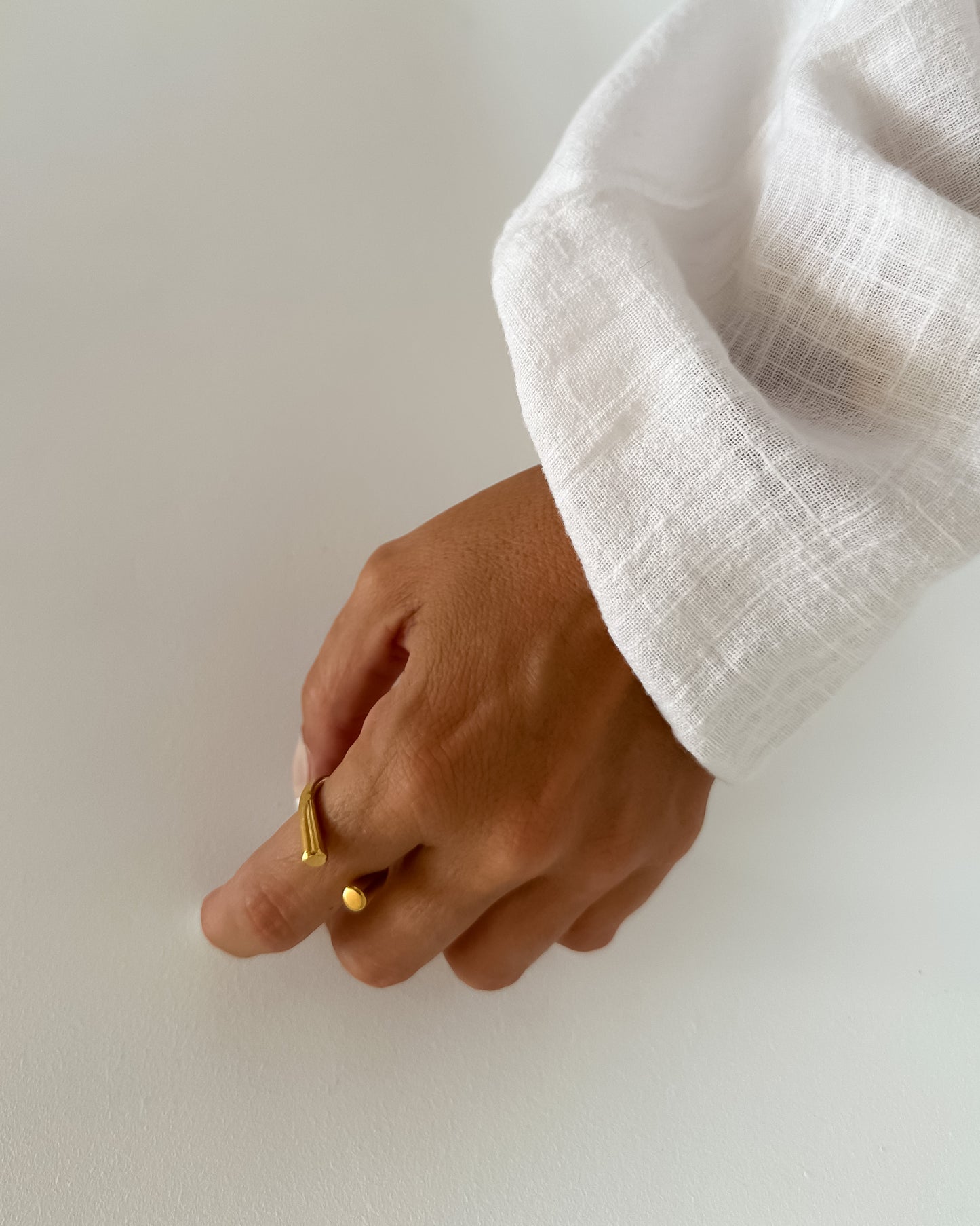 Anillo abierto diseño herradura en acero baño oro 18K Herradura