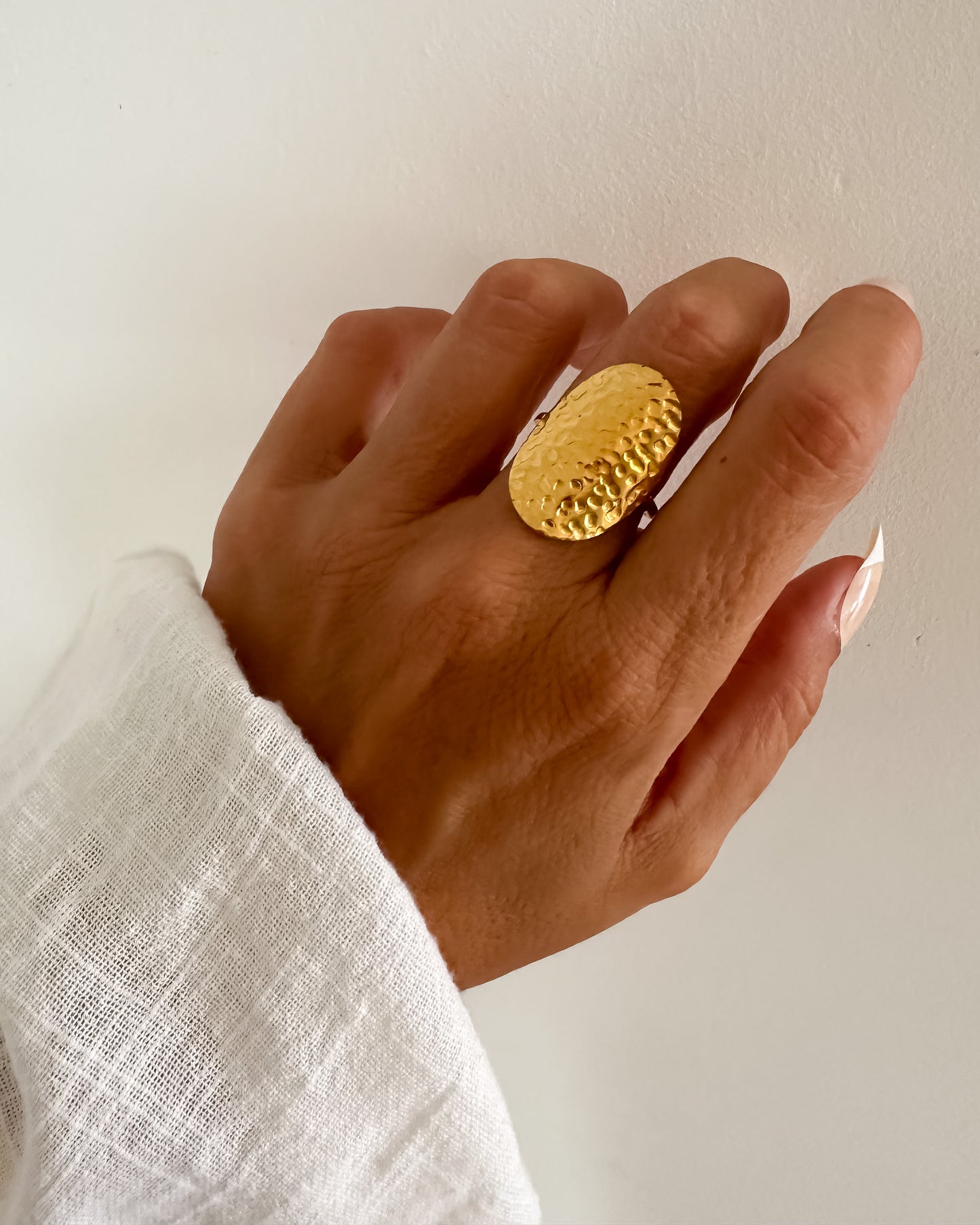 Anillo grande textura martilleada en acero baño oro 18K Martel