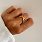 Anillo abierto ajustable en forma de cruz con textura baño oro Tori Gold