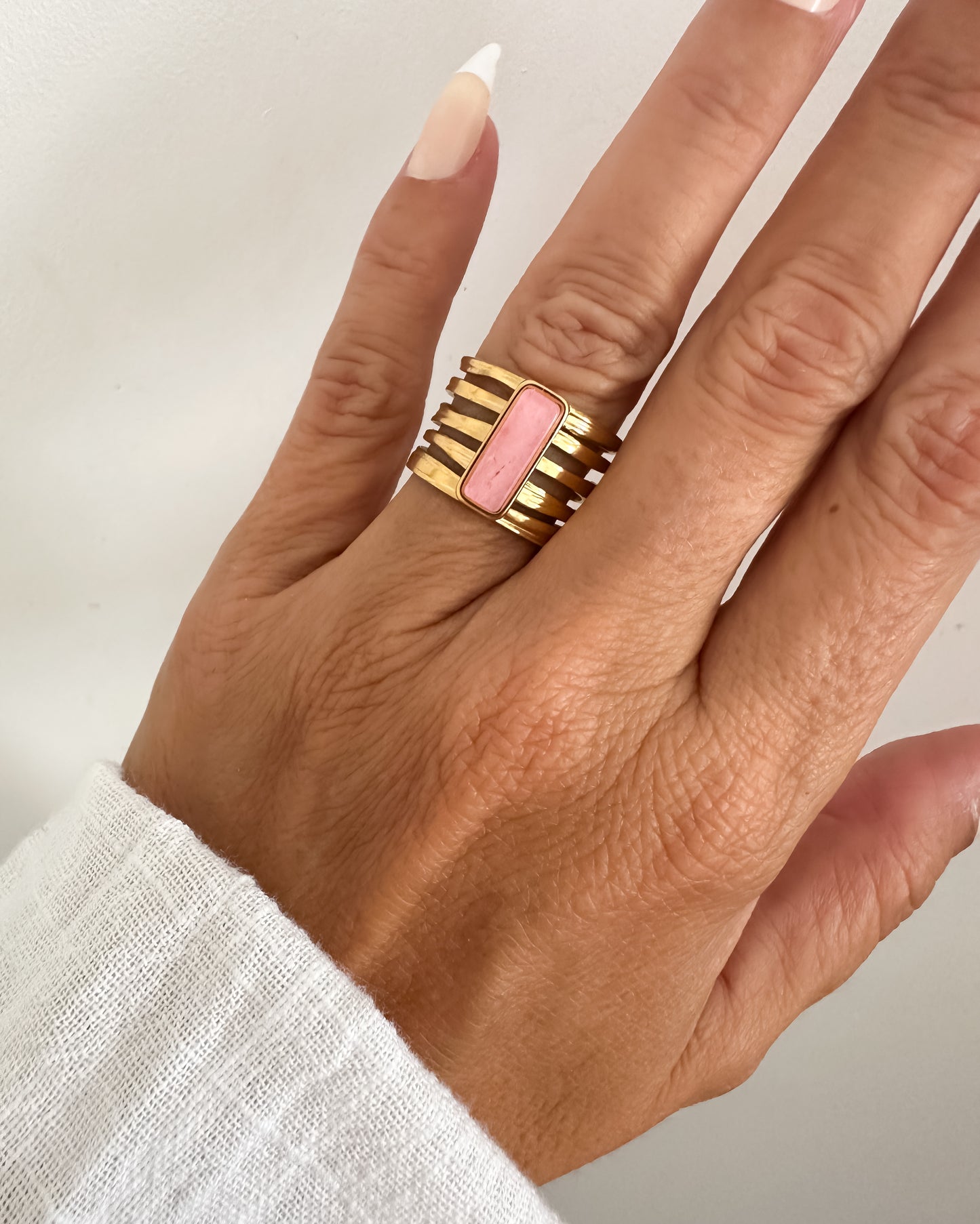 Anillo ajustable piedra rosa rectangular en acero baño oro 18K Bella Rosa