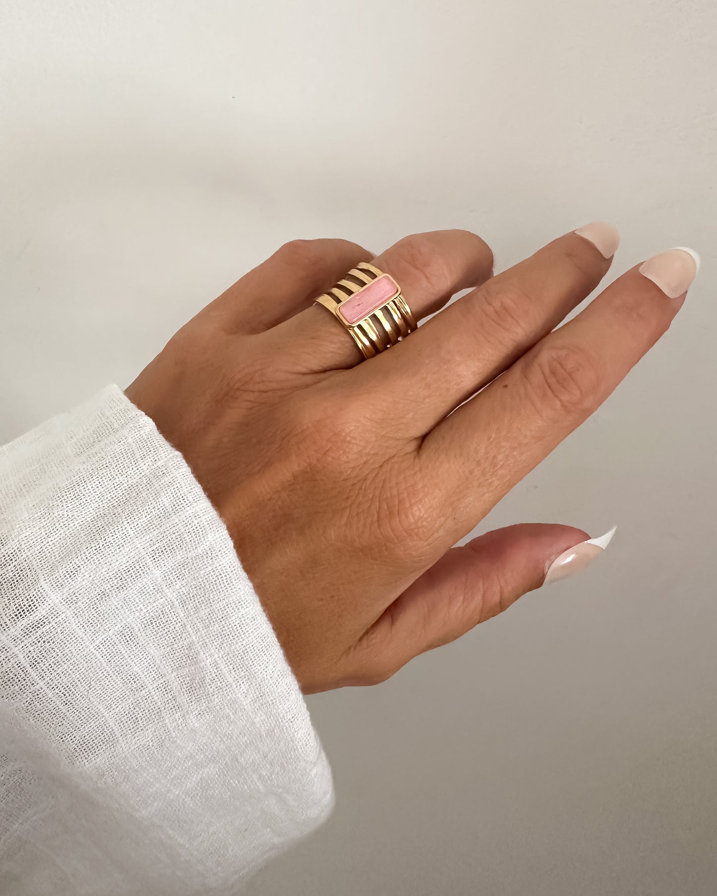 Anillo ajustable piedra rosa rectangular en acero baño oro 18K Bella Rosa