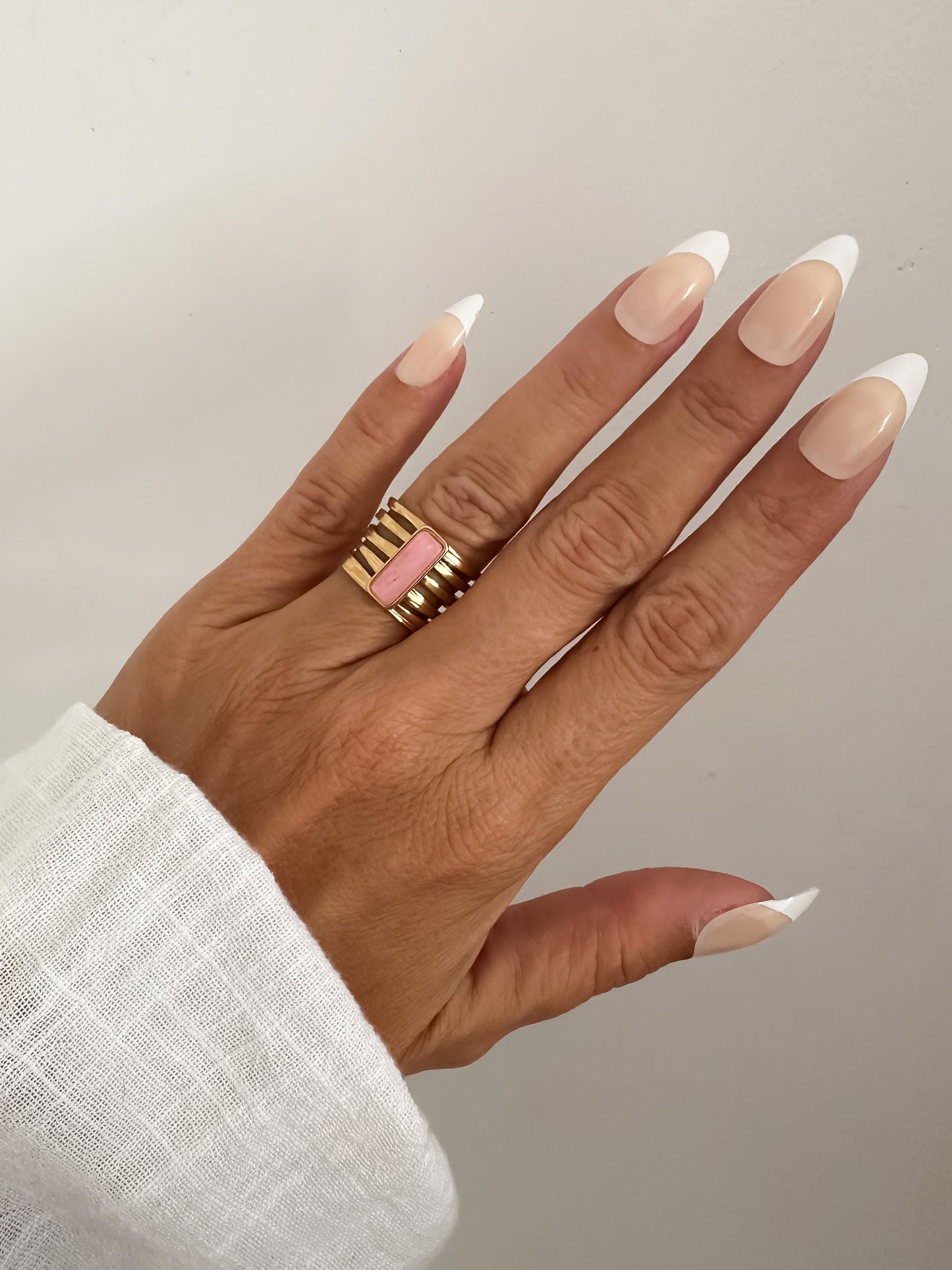 Anillo ajustable piedra rosa rectangular en acero baño oro 18K Bella Rosa