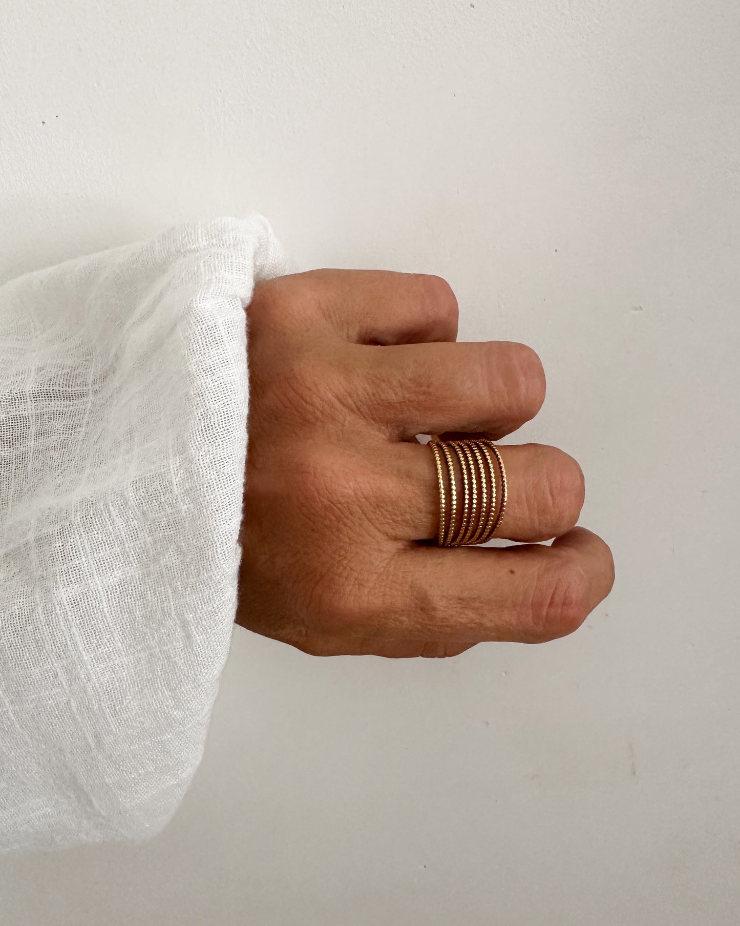 Anillo abierto ajustable 7 aros finos con textura en acero baño oro 18K Creta