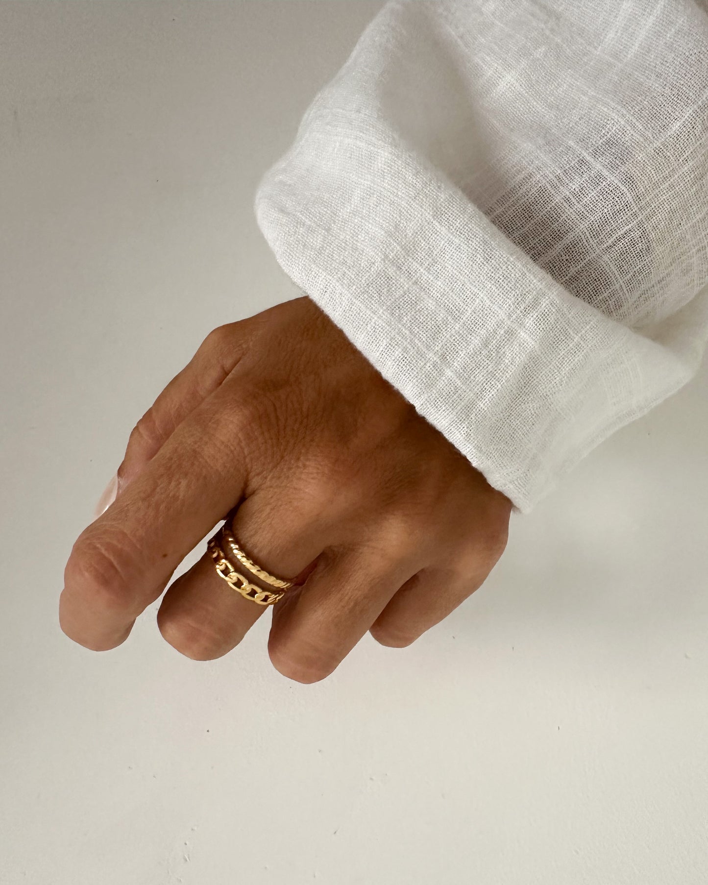 Anillo abierto doble banda estilo eslabon en acero baño oro 18K Chain